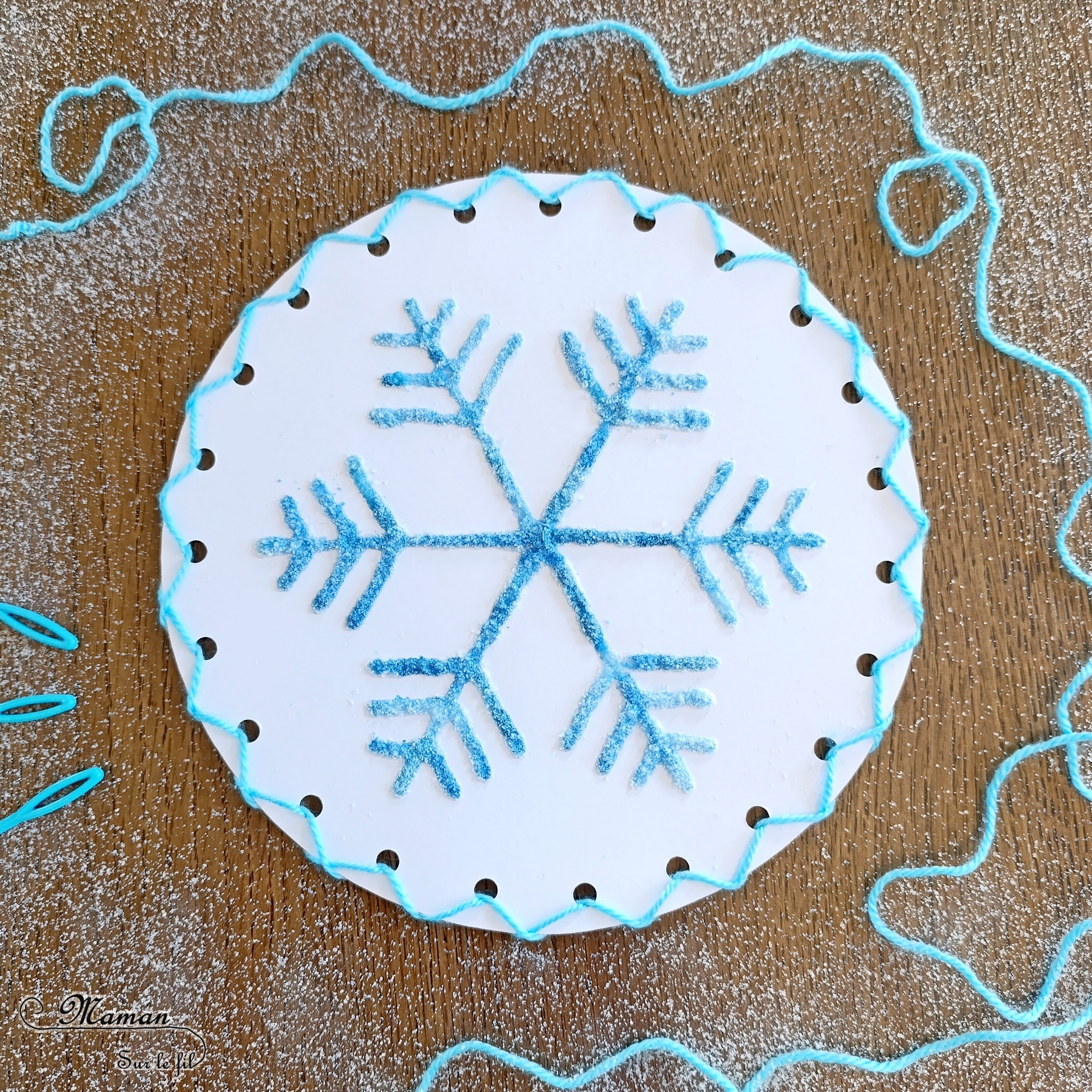 Créer un tableau Flocon en sel et peinture : activité créative, peinture et manuelle enfants - Tableau circulaire - Cadre brodé à la laine - Motricité fine, trous à la perforatrice - Flocon réalisé à la colle, au sel et à la peinture type aquarelle - Technique de la capillarité, volume, relief - Thème hiver, neige - Bricolage et décoration sympa et facile - Arts visuels Maternelle et cycle 2 - Maternelle et élémentaire - Créativité - Cycle 1 ou 2 - tutoriel photos et vidéo - mslf