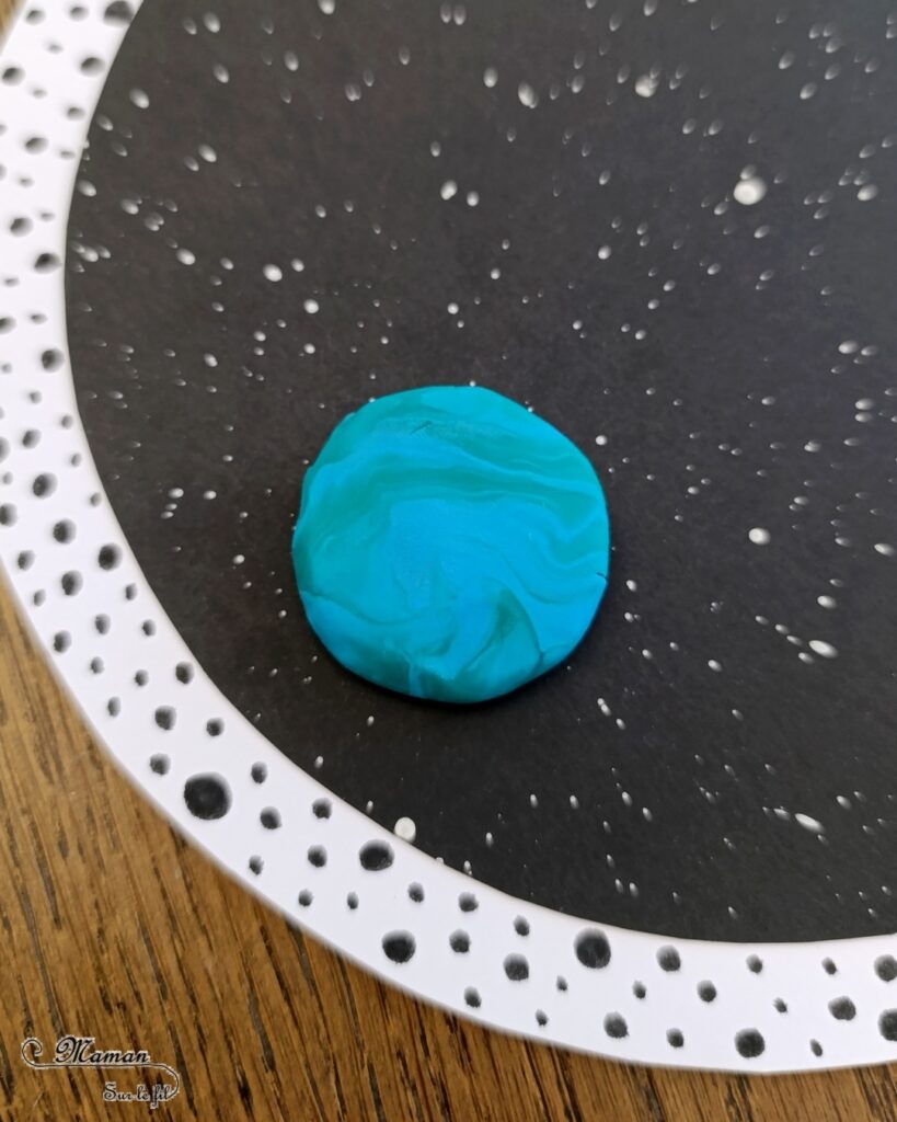 Créer un tableau Planètes avec de la pâte à modeler : activité créative, peinture et manuelle enfants - Technique de peinture ludique pour créer le fond étoilé - Graphismes et points - Cercles - Planètes, système solaire en pâte à modeler - Motricité fine - Musculation des petits doigts - Effet marbré - Thème Nuit, étoiles, espace et planètes - Bricolage et décoration sympa et facile - Arts visuels Maternelle et cycle 2 - Maternelle et élémentaire - Créativité - Cycle 1 ou 2 - tutoriel photos - mslf