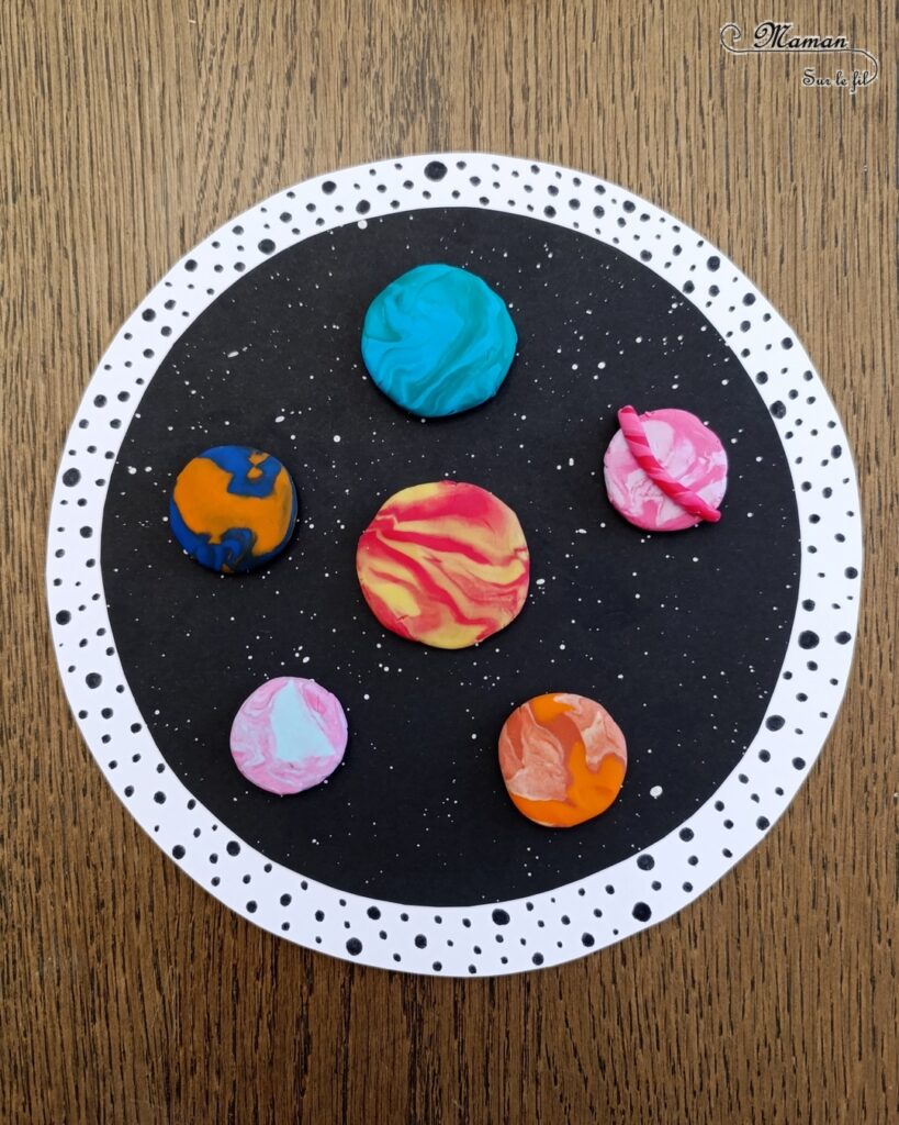 Créer un tableau Planètes avec de la pâte à modeler : activité créative, peinture et manuelle enfants - Technique de peinture ludique pour créer le fond étoilé - Graphismes et points - Cercles - Planètes, système solaire en pâte à modeler - Motricité fine - Musculation des petits doigts - Effet marbré - Thème Nuit, étoiles, espace et planètes - Bricolage et décoration sympa et facile - Arts visuels Maternelle et cycle 2 - Maternelle et élémentaire - Créativité - Cycle 1 ou 2 - tutoriel photos - mslf