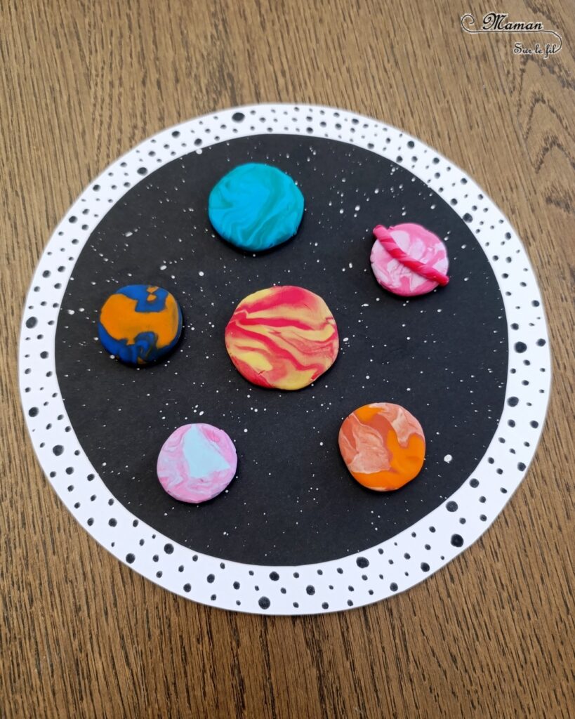 Créer un tableau Planètes avec de la pâte à modeler : activité créative, peinture et manuelle enfants - Technique de peinture ludique pour créer le fond étoilé - Graphismes et points - Cercles - Planètes, système solaire en pâte à modeler - Motricité fine - Musculation des petits doigts - Effet marbré - Thème Nuit, étoiles, espace et planètes - Bricolage et décoration sympa et facile - Arts visuels Maternelle et cycle 2 - Maternelle et élémentaire - Créativité - Cycle 1 ou 2 - tutoriel photos - mslf