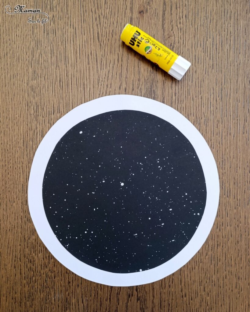 Créer un tableau Planètes avec de la pâte à modeler : activité créative, peinture et manuelle enfants - Technique de peinture ludique pour créer le fond étoilé - Graphismes et points - Cercles - Planètes, système solaire en pâte à modeler - Motricité fine - Musculation des petits doigts - Effet marbré - Thème Nuit, étoiles, espace et planètes - Bricolage et décoration sympa et facile - Arts visuels Maternelle et cycle 2 - Maternelle et élémentaire - Créativité - Cycle 1 ou 2 - tutoriel photos - mslf