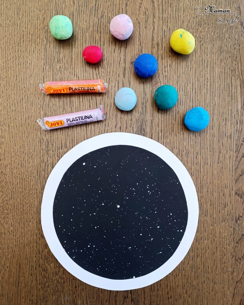 Créer un tableau Planètes avec de la pâte à modeler : activité créative, peinture et manuelle enfants - Technique de peinture ludique pour créer le fond étoilé - Graphismes et points - Cercles - Planètes, système solaire en pâte à modeler - Motricité fine - Musculation des petits doigts - Effet marbré - Thème Nuit, étoiles, espace et planètes - Bricolage et décoration sympa et facile - Arts visuels Maternelle et cycle 2 - Maternelle et élémentaire - Créativité - Cycle 1 ou 2 - tutoriel photos - mslf