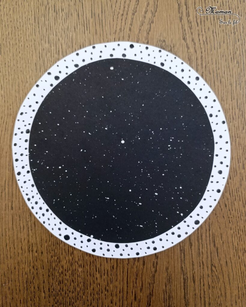 Créer un tableau Planètes avec de la pâte à modeler : activité créative, peinture et manuelle enfants - Technique de peinture ludique pour créer le fond étoilé - Graphismes et points - Cercles - Planètes, système solaire en pâte à modeler - Motricité fine - Musculation des petits doigts - Effet marbré - Thème Nuit, étoiles, espace et planètes - Bricolage et décoration sympa et facile - Arts visuels Maternelle et cycle 2 - Maternelle et élémentaire - Créativité - Cycle 1 ou 2 - tutoriel photos - mslf