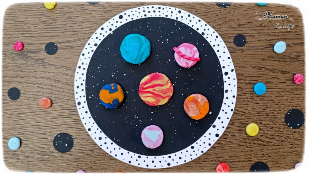 Créer un tableau Planètes avec de la pâte à modeler : activité créative, peinture et manuelle enfants - Technique de peinture ludique pour créer le fond étoilé - Graphismes et points - Cercles - Planètes, système solaire en pâte à modeler - Motricité fine - Musculation des petits doigts - Effet marbré - Thème Nuit, étoiles, espace et planètes - Bricolage et décoration sympa et facile - Arts visuels Maternelle et cycle 2 - Maternelle et élémentaire - Créativité - Cycle 1 ou 2 - tutoriel photos - mslf