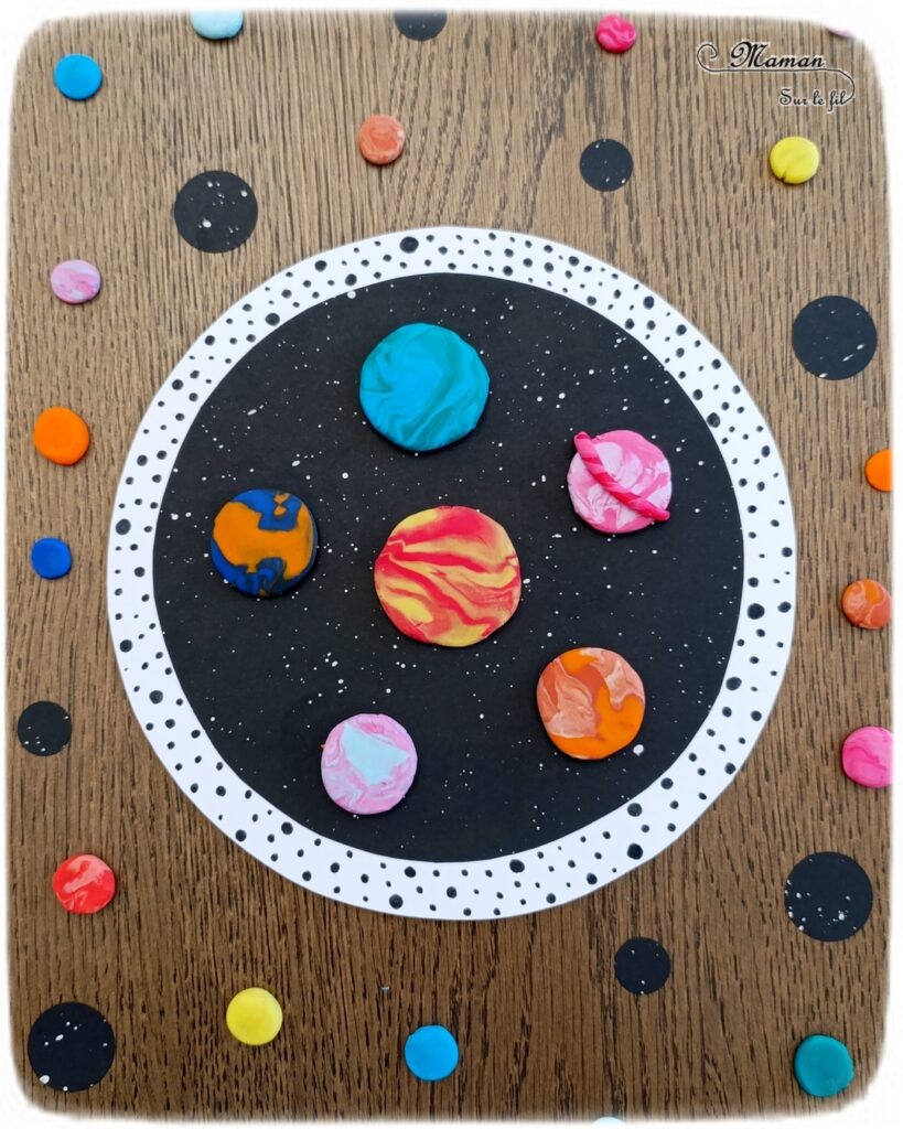 Créer un tableau Planètes avec de la pâte à modeler : activité créative, peinture et manuelle enfants - Technique de peinture ludique pour créer le fond étoilé - Graphismes et points - Cercles - Planètes, système solaire en pâte à modeler - Motricité fine - Musculation des petits doigts - Effet marbré - Thème Nuit, étoiles, espace et planètes - Bricolage et décoration sympa et facile - Arts visuels Maternelle et cycle 2 - Maternelle et élémentaire - Créativité - Cycle 1 ou 2 - tutoriel photos - mslf