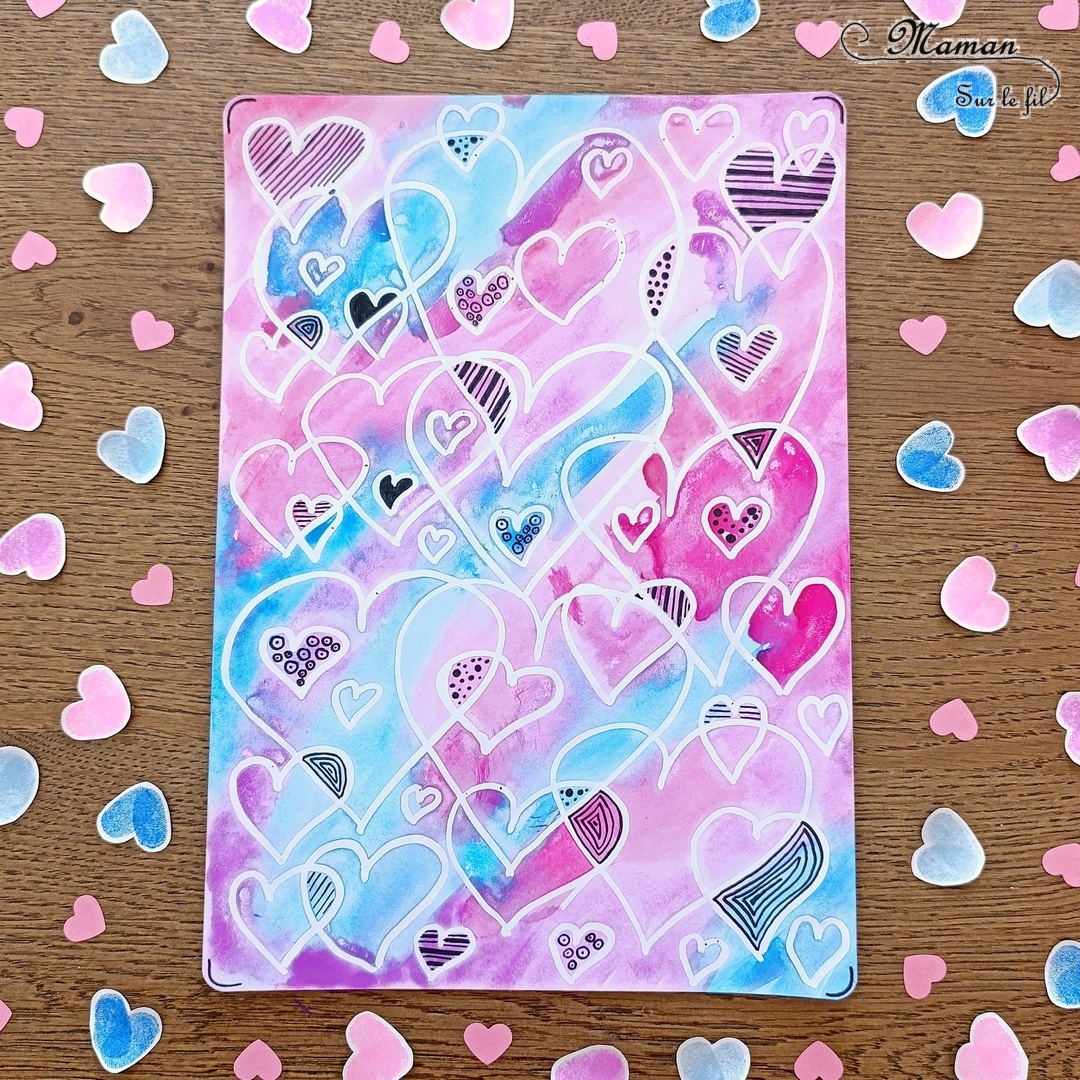 Enchevêtrement de coeurs en drawing gum et peinture : activité créative et manuelle enfants - Dessin de coeurs fait avec un stylo de drawing gum (gomme à dessiner) - Effet un peu magique - Peinture type aquarelle par dessus pour le fond - Dessins et graphismes noirs - Couleurs aquarelles et contraste avec le stylo feutre noir - Carte, cadeau à offrir pour la Saint Valentin ou la fête des mères, pères, grands-mères, grands-pères... - Thème Amour, amitié, coeurs, Saint Valentin, fêtes - Bricolage et décoration sympa et facile - Arts visuels Maternelle et cycle 2 - Maternelle et élémentaire - Créativité - Cycle 1 ou 2 - tutoriel photos - mslf