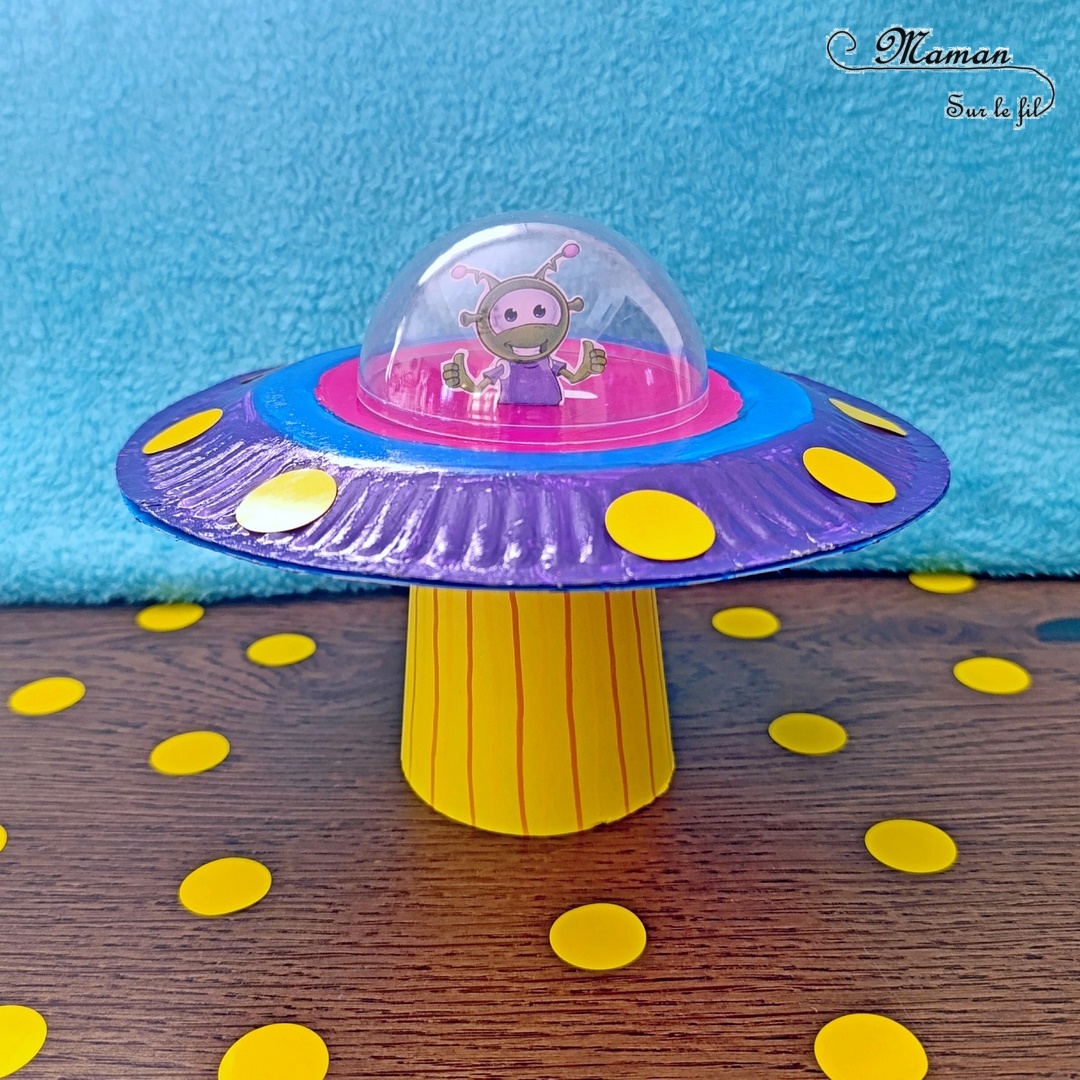 Fabriquer une soucoupe volante et son extraterrestre : activité créative, récup' et manuelle enfants - Vaisseau spatiale avec des assiettes en carton - Peinture et gommettes - Faisceau lumineux avec gobelet en carton jaune - Hublot avec une demi boule de noël transparente - Dessin de martien - Recyclage, surcyclage - Thème nuit, étoiles, espace, planètes - Bricolage et décoration sympa et facile - Arts visuels Maternelle et cycle 2 - Maternelle et élémentaire - Créativité - Cycle 1 ou 2 - tutoriel photos - mslf
