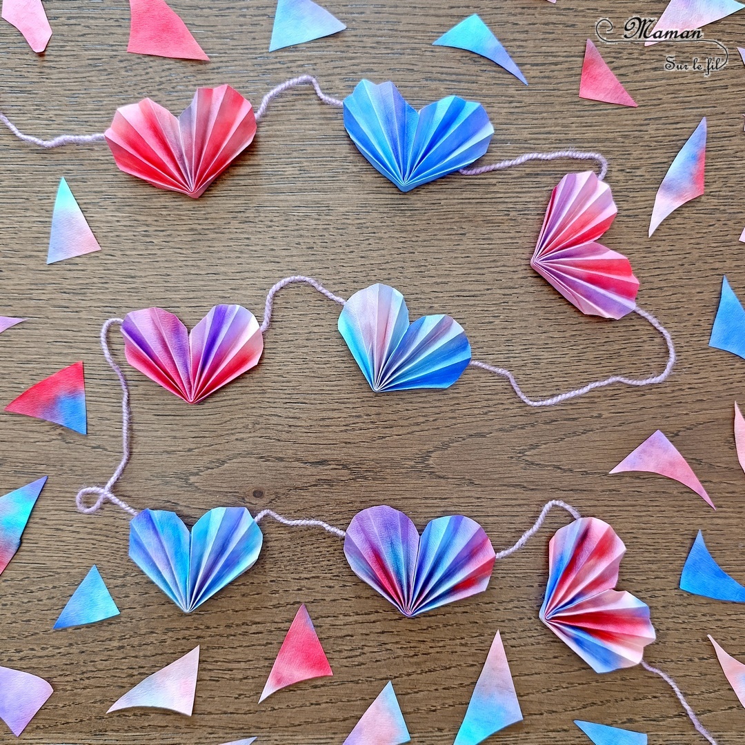 Fabriquer une guirlande de coeurs pliés en éventails en filtres à café : activité créative et manuelle enfants - Filtres à café colorés avec des feutres et de l'eau - Coloriage, gribouillage, pulvérisateur d'eau - Découpage cercle, Pliage, laine - Cadeau à offrir pour la Saint Valentin ou la fête des mères, pères, grands-mères, grands-pères... - Thème Amour, amitié, coeurs, Saint Valentin, fêtes - Bricolage et décoration sympa et facile - Arts visuels Maternelle et cycle 2 - Maternelle et élémentaire - Créativité - Cycle 1 ou 2 - tutoriel photos - mslf