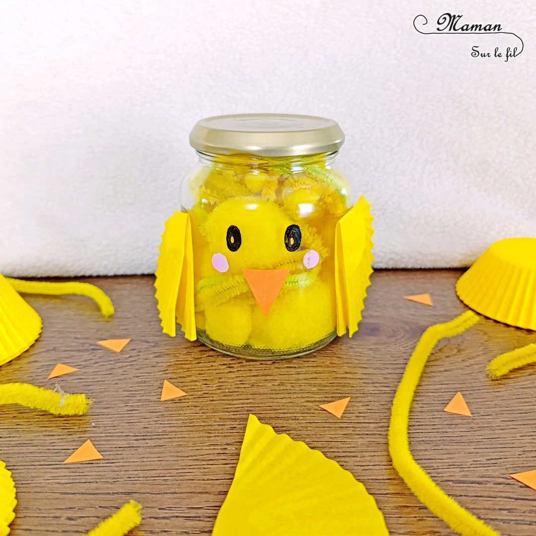Créer un poussin à partir d'un bocal : activité créative, récup' et manuelle enfants - Bricolage et décoration DIY simple pour Pâques - Remplissage du bocal avec objets divers jaunes (pompons, fils chenille) - Ailes avec caissettes à cupcakes - Bec en papier - Dessin des yeux et des joues - Fait maison - Thème Pâques, animaux de la ferme, oiseaux - Bricolage et décoration sympa et facile - Arts visuels maternelle et élémentaire - Cycles 1 et 2 - Créativité - tutoriel photos et vidéo - mslf