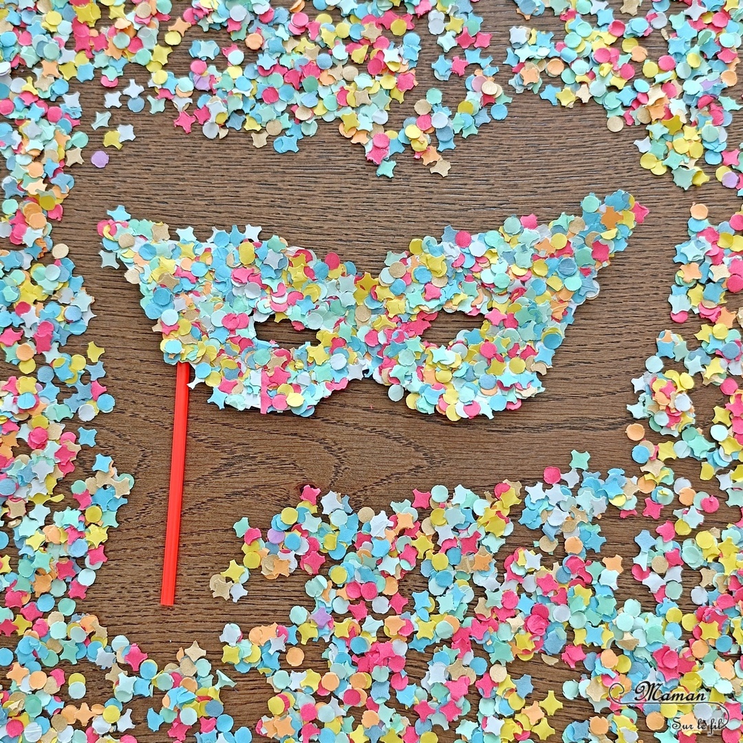 Fabriquer un masque avec des confettis : activité créative et manuelle enfants - Découpage, Collage - Bricolage facile et rapide pour un déguisement fait maison - Paille pour tenir le masque - Bricolage ludique et coloré pour un thème Anniversaire, Carnaval, Mardi Gras - Bricolage DIY et décoration sympa et facile - Arts visuels Maternelle et cycle 2 - Maternelle et élémentaire - Créativité - Cycle 1 ou 2 - tutoriel photos - mslf