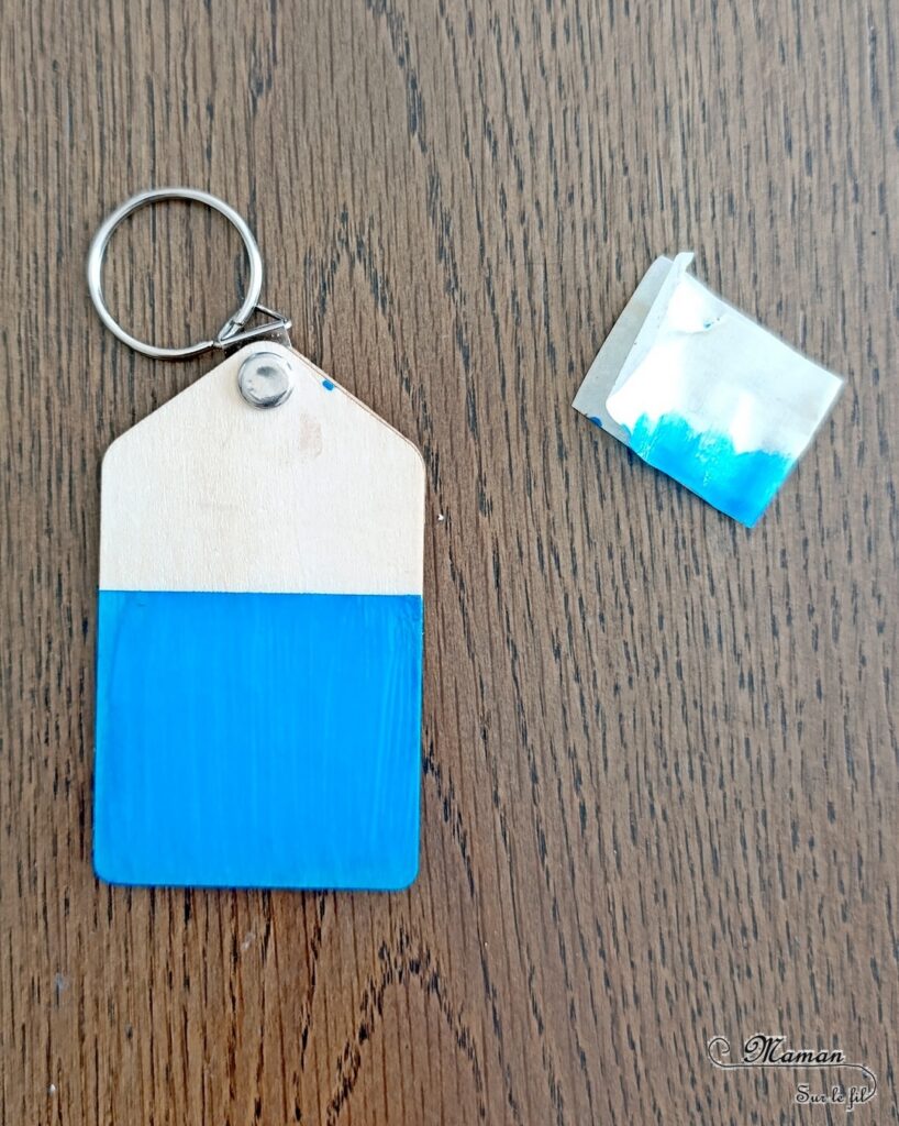 Kit Porte-clé à offrir avec initiale et photo : activité créative et manuelle enfants - Le tutoriel et matériel viennent de chez 10 Doigts - Peinture, Collage d'un coeur en bois - Porte-clé qui cache et renferme une photo - Bricolage et cadeau DIY - Bricolage Fait maison à offrir - Fête des mères, pères, grands-mères, grands-pères, parents - Pour les enseignants en fin d'année - Thème Fêtes, amour, amitié, Saint-Valentin - Bricolage sympa et facile - Arts visuels Maternelle et cycle 2 - Maternelle et élémentaire - Créativité - Cycle 1 ou 2 - tutoriel photos - mslf