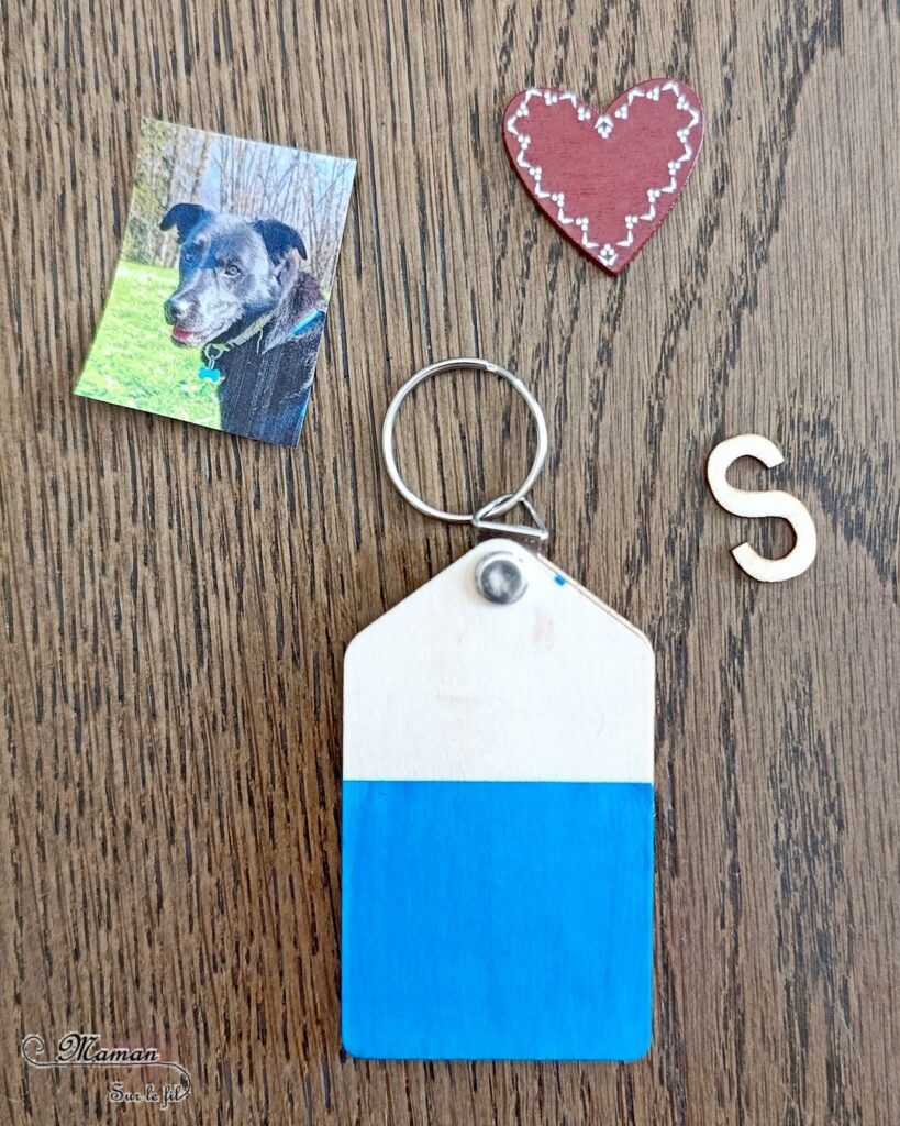 Kit Porte-clé à offrir avec initiale et photo : activité créative et manuelle enfants - Le tutoriel et matériel viennent de chez 10 Doigts - Peinture, Collage d'un coeur en bois - Porte-clé qui cache et renferme une photo - Bricolage et cadeau DIY - Bricolage Fait maison à offrir - Fête des mères, pères, grands-mères, grands-pères, parents - Pour les enseignants en fin d'année - Thème Fêtes, amour, amitié, Saint-Valentin - Bricolage sympa et facile - Arts visuels Maternelle et cycle 2 - Maternelle et élémentaire - Créativité - Cycle 1 ou 2 - tutoriel photos - mslf