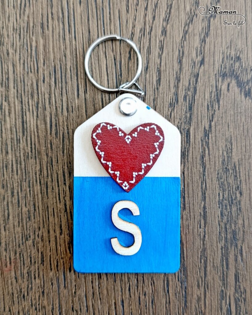 Kit Porte-clé à offrir avec initiale et photo : activité créative et manuelle enfants - Le tutoriel et matériel viennent de chez 10 Doigts - Peinture, Collage d'un coeur en bois - Porte-clé qui cache et renferme une photo - Bricolage et cadeau DIY - Bricolage Fait maison à offrir - Fête des mères, pères, grands-mères, grands-pères, parents - Pour les enseignants en fin d'année - Thème Fêtes, amour, amitié, Saint-Valentin - Bricolage sympa et facile - Arts visuels Maternelle et cycle 2 - Maternelle et élémentaire - Créativité - Cycle 1 ou 2 - tutoriel photos - mslf