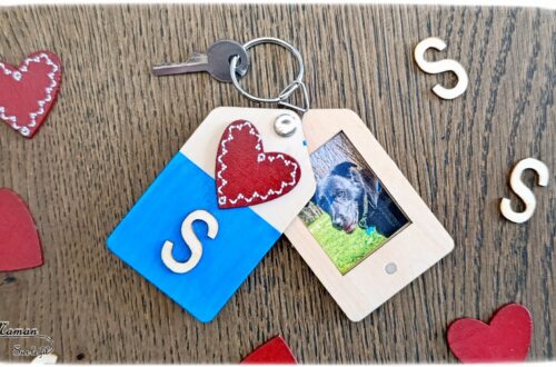 Kit Porte-clé à offrir avec initiale et photo : activité créative et manuelle enfants - Le tutoriel et matériel viennent de chez 10 Doigts - Peinture, Collage d'un coeur en bois - Porte-clé qui cache et renferme une photo - Bricolage et cadeau DIY - Bricolage Fait maison à offrir - Fête des mères, pères, grands-mères, grands-pères, parents - Pour les enseignants en fin d'année - Thème Fêtes, amour, amitié, Saint-Valentin - Bricolage sympa et facile - Arts visuels Maternelle et cycle 2 - Maternelle et élémentaire - Créativité - Cycle 1 ou 2 - tutoriel photos - mslf