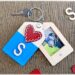 Kit Porte-clé à offrir avec initiale et photo : activité créative et manuelle enfants - Le tutoriel et matériel viennent de chez 10 Doigts - Peinture, Collage d'un coeur en bois - Porte-clé qui cache et renferme une photo - Bricolage et cadeau DIY - Bricolage Fait maison à offrir - Fête des mères, pères, grands-mères, grands-pères, parents - Pour les enseignants en fin d'année - Thème Fêtes, amour, amitié, Saint-Valentin - Bricolage sympa et facile - Arts visuels Maternelle et cycle 2 - Maternelle et élémentaire - Créativité - Cycle 1 ou 2 - tutoriel photos - mslf