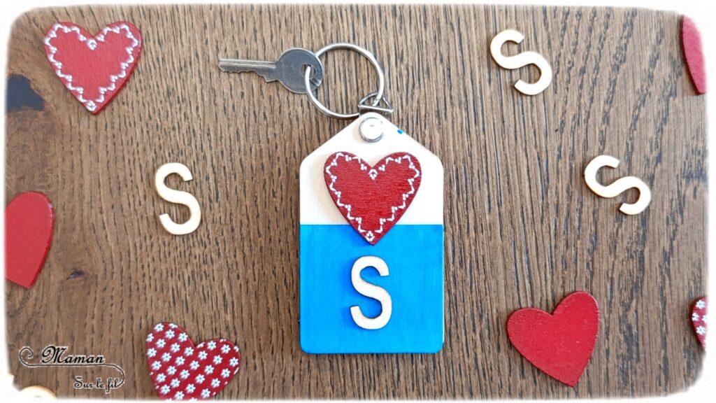 Kit Porte-clé à offrir avec initiale et photo : activité créative et manuelle enfants - Le tutoriel et matériel viennent de chez 10 Doigts - Peinture, Collage d'un coeur en bois - Porte-clé qui cache et renferme une photo - Bricolage et cadeau DIY - Bricolage Fait maison à offrir - Fête des mères, pères, grands-mères, grands-pères, parents - Pour les enseignants en fin d'année - Thème Fêtes, amour, amitié, Saint-Valentin - Bricolage sympa et facile - Arts visuels Maternelle et cycle 2 - Maternelle et élémentaire - Créativité - Cycle 1 ou 2 - tutoriel photos - mslf