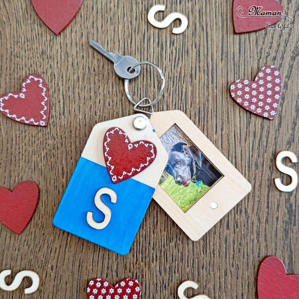 Kit Porte-clé à offrir avec initiale et photo : activité créative et manuelle enfants - Le tutoriel et matériel viennent de chez 10 Doigts - Peinture, Collage d'un coeur en bois - Porte-clé qui cache et renferme une photo - Bricolage et cadeau DIY - Bricolage Fait maison à offrir - Fête des mères, pères, grands-mères, grands-pères, parents - Pour les enseignants en fin d'année - Thème Fêtes, amour, amitié, Saint-Valentin - Bricolage sympa et facile - Arts visuels Maternelle et cycle 2 - Maternelle et élémentaire - Créativité - Cycle 1 ou 2 - tutoriel photos - mslf