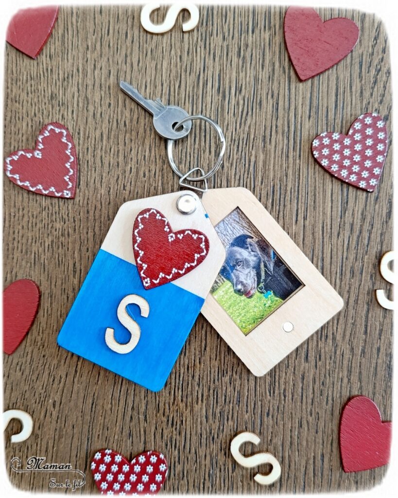 Kit Porte-clé à offrir avec initiale et photo : activité créative et manuelle enfants - Le tutoriel et matériel viennent de chez 10 Doigts - Peinture, Collage d'un coeur en bois - Porte-clé qui cache et renferme une photo - Bricolage et cadeau DIY - Bricolage Fait maison à offrir - Fête des mères, pères, grands-mères, grands-pères, parents - Pour les enseignants en fin d'année - Thème Fêtes, amour, amitié, Saint-Valentin - Bricolage sympa et facile - Arts visuels Maternelle et cycle 2 - Maternelle et élémentaire - Créativité - Cycle 1 ou 2 - tutoriel photos - mslf