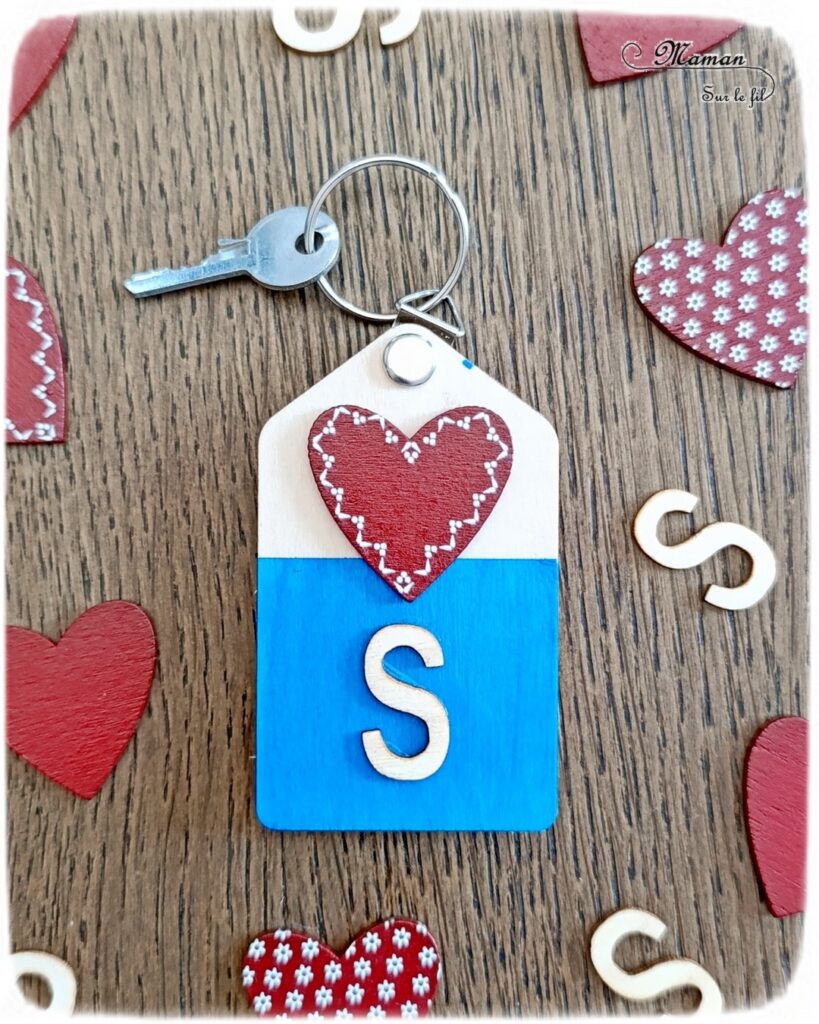 Kit Porte-clé à offrir avec initiale et photo : activité créative et manuelle enfants - Le tutoriel et matériel viennent de chez 10 Doigts - Peinture, Collage d'un coeur en bois - Porte-clé qui cache et renferme une photo - Bricolage et cadeau DIY - Bricolage Fait maison à offrir - Fête des mères, pères, grands-mères, grands-pères, parents - Pour les enseignants en fin d'année - Thème Fêtes, amour, amitié, Saint-Valentin - Bricolage sympa et facile - Arts visuels Maternelle et cycle 2 - Maternelle et élémentaire - Créativité - Cycle 1 ou 2 - tutoriel photos - mslf