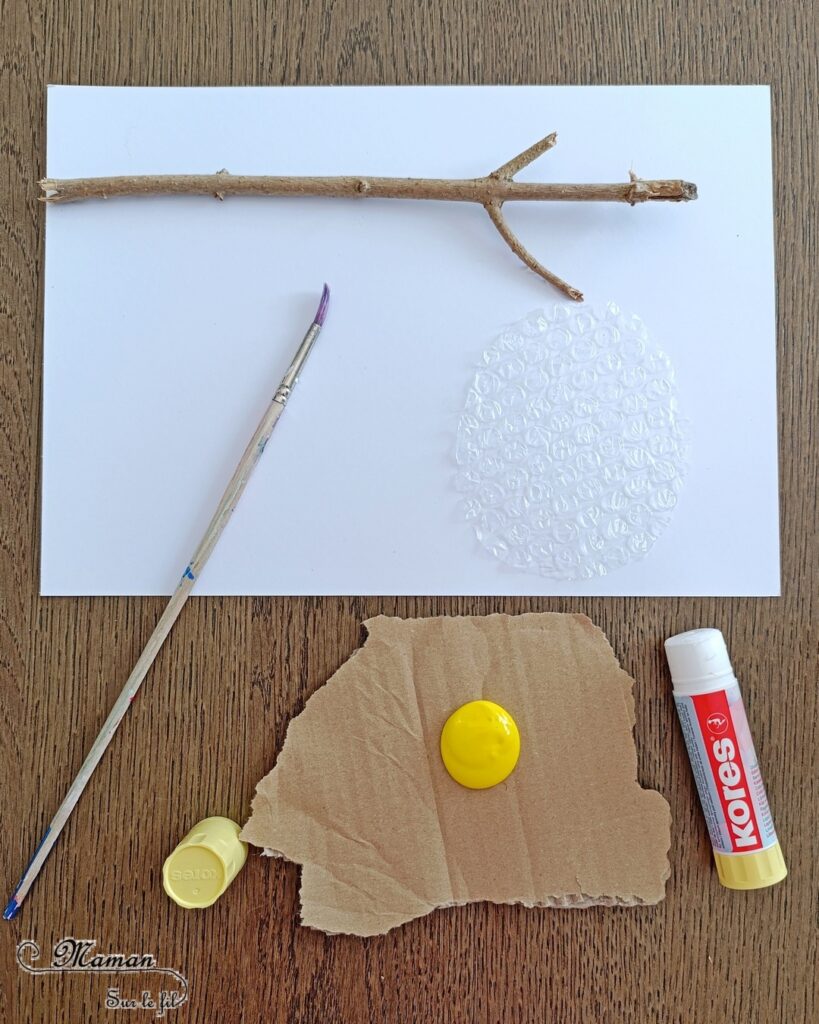 Créer une ruche et ses petits abeilles en papier à bulles et peinture : activité créative et manuelle enfants - Branche du jardin - Ruche en papier à bulles - Peindre abeilles avec bouchon en liège - Dessins - Feuilles avec des cotons-tige - Thème Insectes et petites bêtes, printemps, forêt - Bricolage et décoration sympa et facile - Arts visuels maternelle et élémentaire - Cycles 1 et 2 - Créativité - tutoriel photos - mslf
