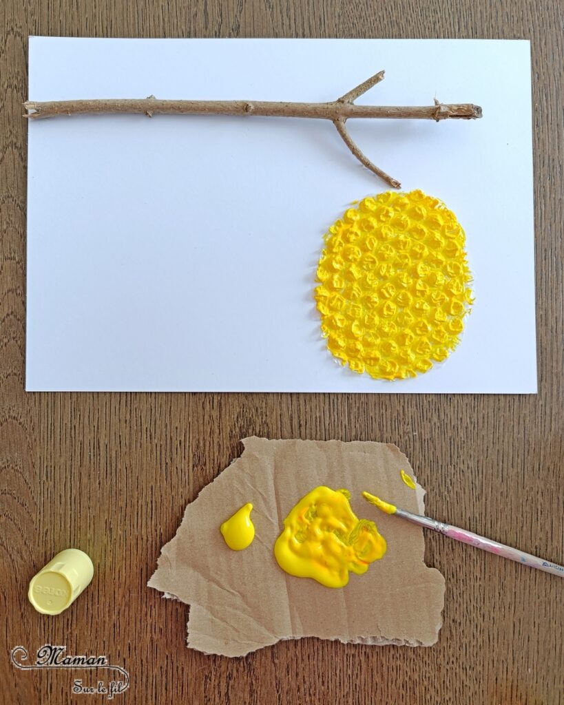 Créer une ruche et ses petits abeilles en papier à bulles et peinture : activité créative et manuelle enfants - Branche du jardin - Ruche en papier à bulles - Peindre abeilles avec bouchon en liège - Dessins - Feuilles avec des cotons-tige - Thème Insectes et petites bêtes, printemps, forêt - Bricolage et décoration sympa et facile - Arts visuels maternelle et élémentaire - Cycles 1 et 2 - Créativité - tutoriel photos - mslf