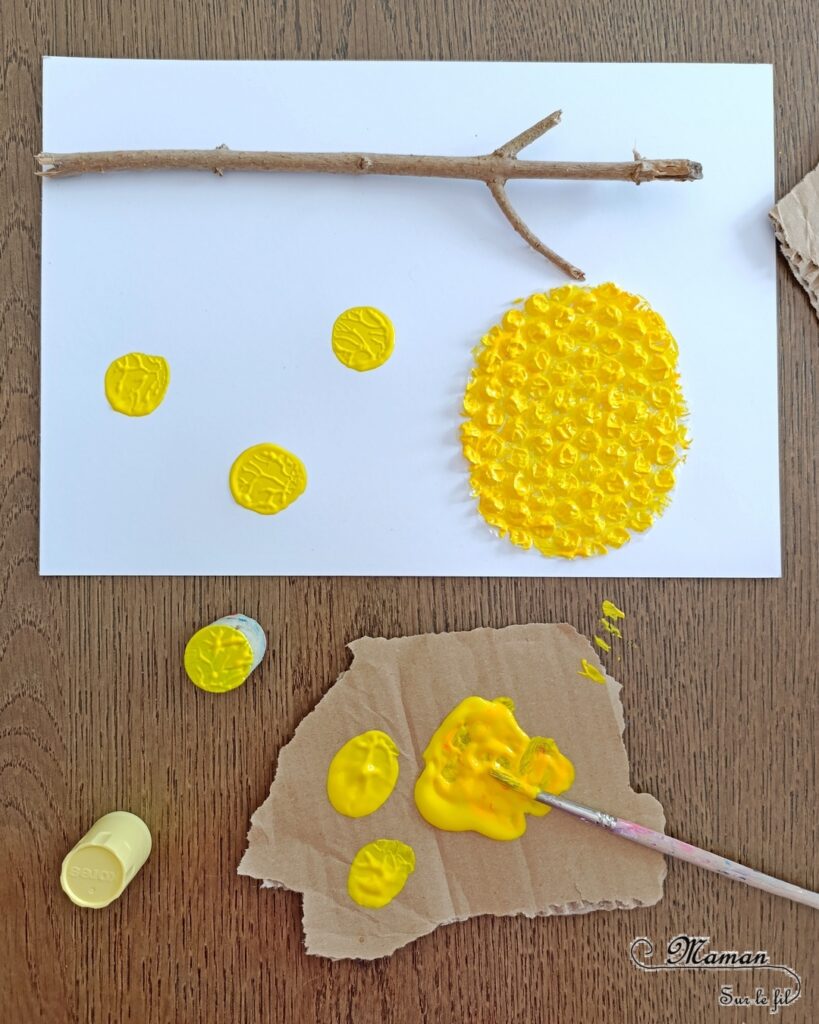 Créer une ruche et ses petits abeilles en papier à bulles et peinture : activité créative et manuelle enfants - Branche du jardin - Ruche en papier à bulles - Peindre abeilles avec bouchon en liège - Dessins - Feuilles avec des cotons-tige - Thème Insectes et petites bêtes, printemps, forêt - Bricolage et décoration sympa et facile - Arts visuels maternelle et élémentaire - Cycles 1 et 2 - Créativité - tutoriel photos - mslf
