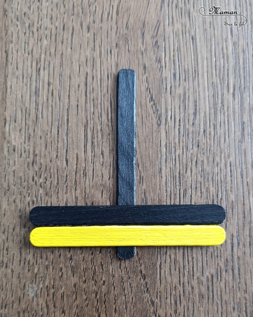 Fabriquer une abeille avec des bâtonnets de glace en bois : activité créative, récup et manuelle enfants - Recyclage, surcyclage de bâtonnets en bois - Peinture, collage - Yeux mobiles, fils chenille pour les antennes et papier calque pour les ailes - Abeille carrée mignonne - Thème Insectes et petites bêtes, printemps - Bricolage et décoration sympa et facile - Arts visuels maternelle et élémentaire - Cycles 1 et 2 - Créativité - tutoriel photos - mslf