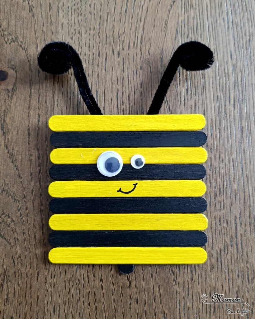 Fabriquer une abeille avec des bâtonnets de glace en bois : activité créative, récup et manuelle enfants - Recyclage, surcyclage de bâtonnets en bois - Peinture, collage - Yeux mobiles, fils chenille pour les antennes et papier calque pour les ailes - Abeille carrée mignonne - Thème Insectes et petites bêtes, printemps - Bricolage et décoration sympa et facile - Arts visuels maternelle et élémentaire - Cycles 1 et 2 - Créativité - tutoriel photos - mslf