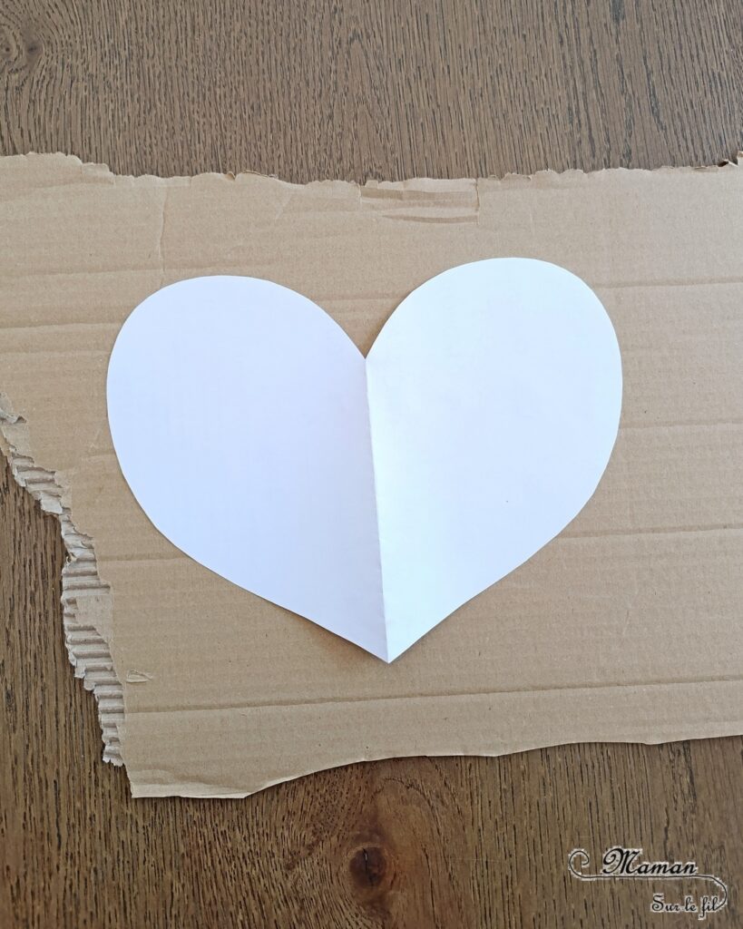 Fabriquer un coeur brillant tout en paillettes et carton : activité créative, recyclage et manuelle enfants - Récup', recyclage, surcyclage de carton -Découpage, collage - Paillettes, sequins, papiers brillants et holographiques - Cadeau DIY, fait maison à offrir pour la fête des mères, pères, grands-mères, grands-pères, parents - Amour, amitié, Saint Valentin - Bricolage et décoration sympa et facile - Arts visuels maternelle et élémentaire - Cycles 1 et 2 - Créativité - tutoriel photos - mslf