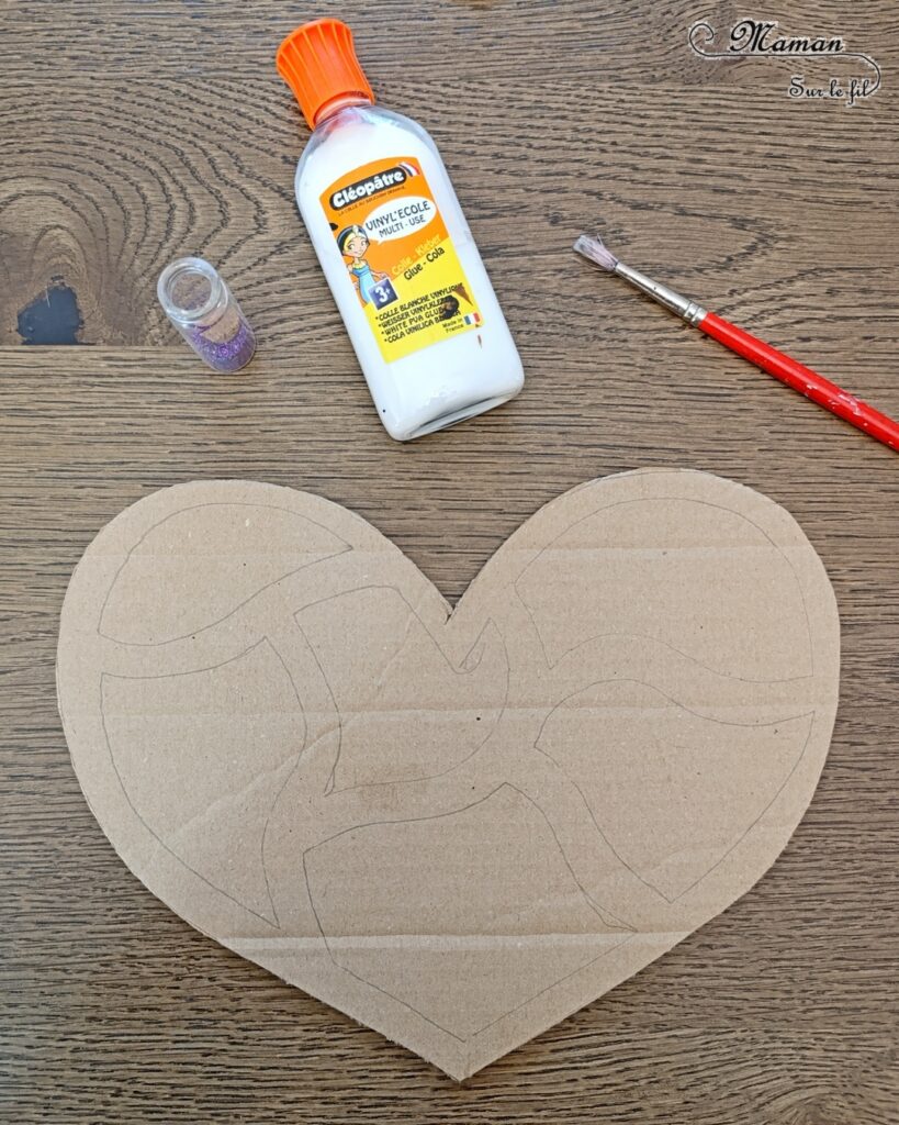 Fabriquer un coeur brillant tout en paillettes et carton : activité créative, recyclage et manuelle enfants - Récup', recyclage, surcyclage de carton -Découpage, collage - Paillettes, sequins, papiers brillants et holographiques - Cadeau DIY, fait maison à offrir pour la fête des mères, pères, grands-mères, grands-pères, parents - Amour, amitié, Saint Valentin - Bricolage et décoration sympa et facile - Arts visuels maternelle et élémentaire - Cycles 1 et 2 - Créativité - tutoriel photos - mslf