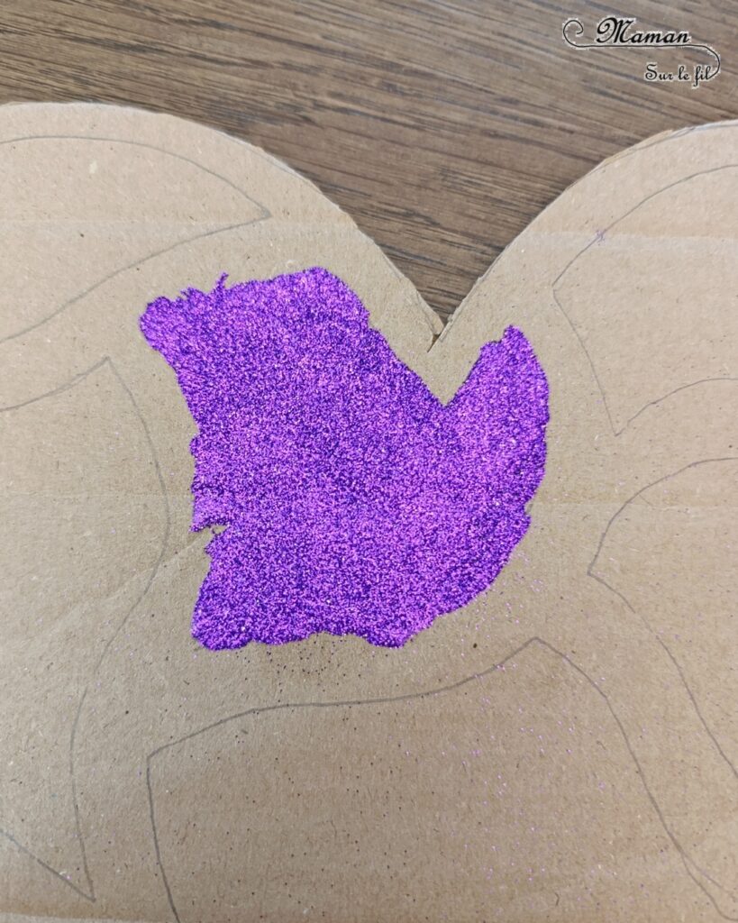 Fabriquer un coeur brillant tout en paillettes et carton : activité créative, recyclage et manuelle enfants - Récup', recyclage, surcyclage de carton -Découpage, collage - Paillettes, sequins, papiers brillants et holographiques - Cadeau DIY, fait maison à offrir pour la fête des mères, pères, grands-mères, grands-pères, parents - Amour, amitié, Saint Valentin - Bricolage et décoration sympa et facile - Arts visuels maternelle et élémentaire - Cycles 1 et 2 - Créativité - tutoriel photos - mslf