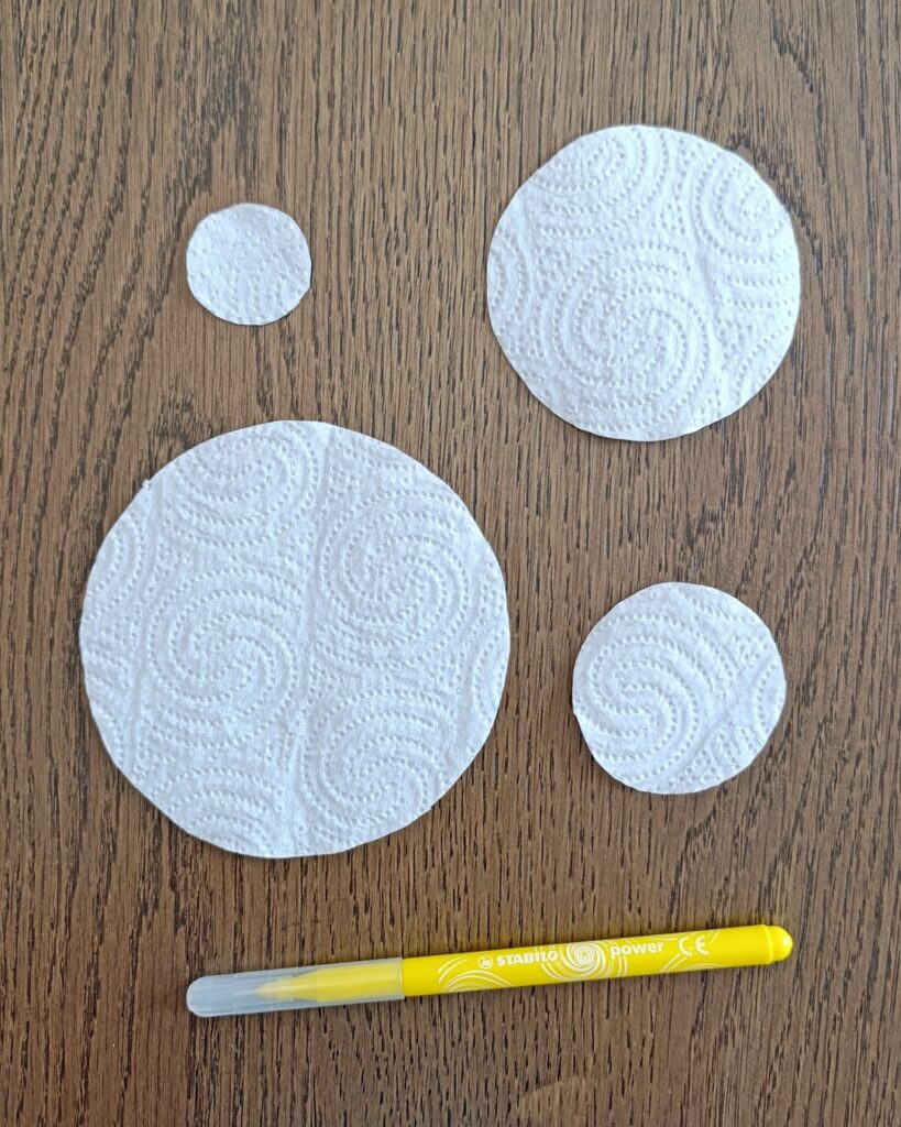 Fabriquer des fleurs avec des feuilles d'essuie-tout + activités de classement par couleurs : activité créative, nature, pédagogique et manuelle enfants - Tracé et découpage de cercles dans du Sopaline - Coloriage des bords aux feutres - Application d'eau au pinceau - Coeur fait avec un bouton -Chasse aux couleurs dans le jardin (fleurs, feuilles, trèfles, herbes...) - Land art et nature - Cartes avec Photos de fleurs à classer par couleur pour compléter - Jeu Repère les couleurs pour les plus grands - Jeux PDF à imprimer Simple, coloré et joli - Thème Fleurs, printemps, couleurs - Bricolage et décoration sympa et facile - Arts visuels maternelle et élémentaire - Cycles 1 et 2 - Créativité - tutoriel photos - mslf