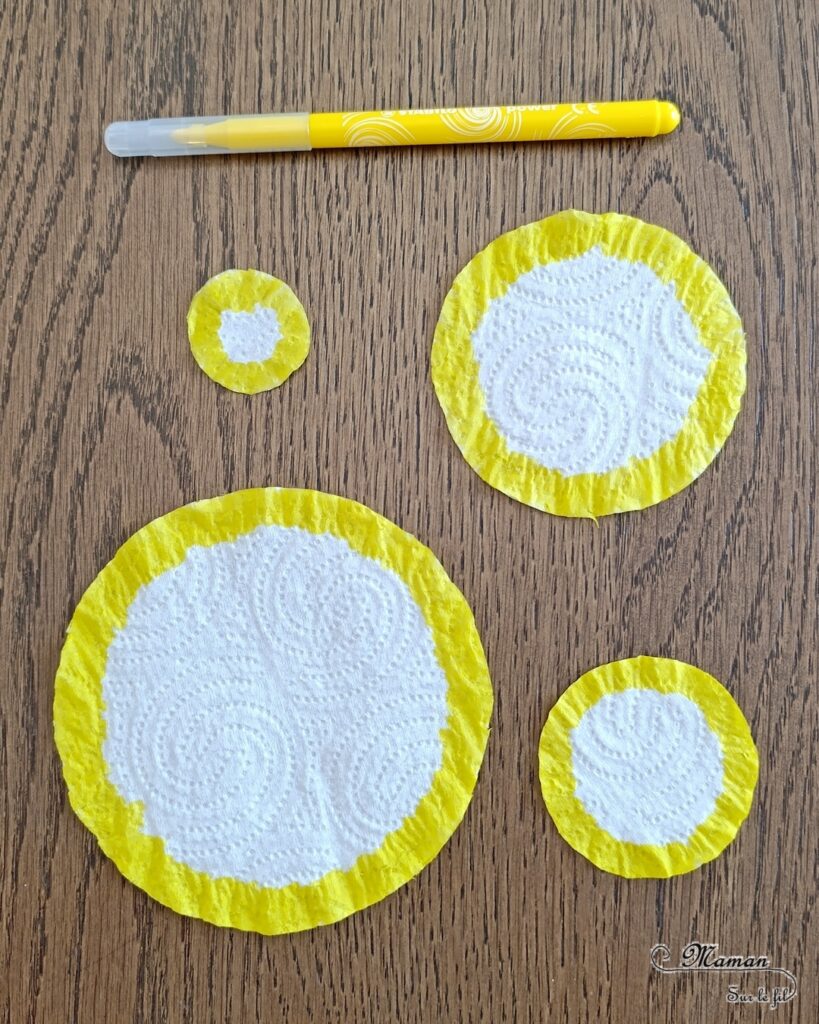 Fabriquer des fleurs avec des feuilles d'essuie-tout + activités de classement par couleurs : activité créative, nature, pédagogique et manuelle enfants - Tracé et découpage de cercles dans du Sopaline - Coloriage des bords aux feutres - Application d'eau au pinceau - Coeur fait avec un bouton -Chasse aux couleurs dans le jardin (fleurs, feuilles, trèfles, herbes...) - Land art et nature - Cartes avec Photos de fleurs à classer par couleur pour compléter - Jeu Repère les couleurs pour les plus grands - Jeux PDF à imprimer Simple, coloré et joli - Thème Fleurs, printemps, couleurs - Bricolage et décoration sympa et facile - Arts visuels maternelle et élémentaire - Cycles 1 et 2 - Créativité - tutoriel photos - mslf
