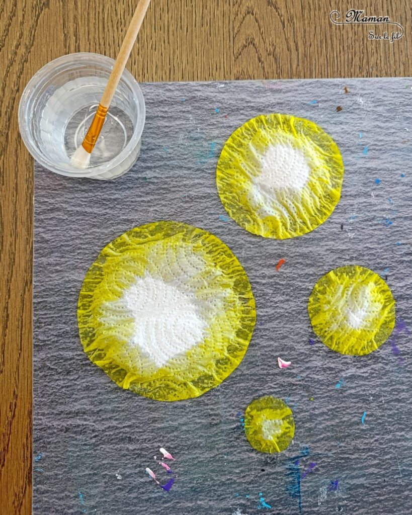 Fabriquer des fleurs avec des feuilles d'essuie-tout + activités de classement par couleurs : activité créative, nature, pédagogique et manuelle enfants - Tracé et découpage de cercles dans du Sopaline - Coloriage des bords aux feutres - Application d'eau au pinceau - Coeur fait avec un bouton -Chasse aux couleurs dans le jardin (fleurs, feuilles, trèfles, herbes...) - Land art et nature - Cartes avec Photos de fleurs à classer par couleur pour compléter - Jeu Repère les couleurs pour les plus grands - Jeux PDF à imprimer Simple, coloré et joli - Thème Fleurs, printemps, couleurs - Bricolage et décoration sympa et facile - Arts visuels maternelle et élémentaire - Cycles 1 et 2 - Créativité - tutoriel photos - mslf