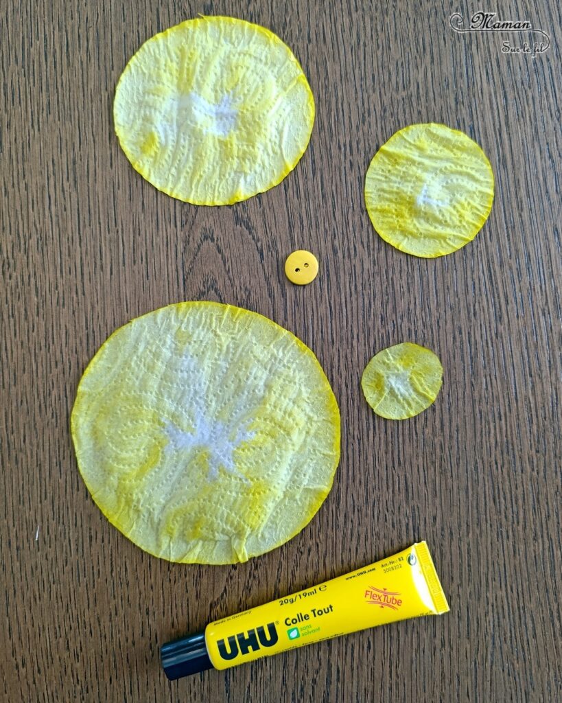 Fabriquer des fleurs avec des feuilles d'essuie-tout + activités de classement par couleurs : activité créative, nature, pédagogique et manuelle enfants - Tracé et découpage de cercles dans du Sopaline - Coloriage des bords aux feutres - Application d'eau au pinceau - Coeur fait avec un bouton -Chasse aux couleurs dans le jardin (fleurs, feuilles, trèfles, herbes...) - Land art et nature - Cartes avec Photos de fleurs à classer par couleur pour compléter - Jeu Repère les couleurs pour les plus grands - Jeux PDF à imprimer Simple, coloré et joli - Thème Fleurs, printemps, couleurs - Bricolage et décoration sympa et facile - Arts visuels maternelle et élémentaire - Cycles 1 et 2 - Créativité - tutoriel photos - mslf