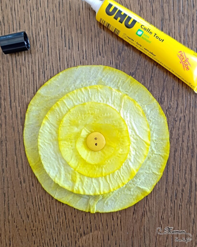 Fabriquer des fleurs avec des feuilles d'essuie-tout + activités de classement par couleurs : activité créative, nature, pédagogique et manuelle enfants - Tracé et découpage de cercles dans du Sopaline - Coloriage des bords aux feutres - Application d'eau au pinceau - Coeur fait avec un bouton -Chasse aux couleurs dans le jardin (fleurs, feuilles, trèfles, herbes...) - Land art et nature - Cartes avec Photos de fleurs à classer par couleur pour compléter - Jeu Repère les couleurs pour les plus grands - Jeux PDF à imprimer Simple, coloré et joli - Thème Fleurs, printemps, couleurs - Bricolage et décoration sympa et facile - Arts visuels maternelle et élémentaire - Cycles 1 et 2 - Créativité - tutoriel photos - mslf