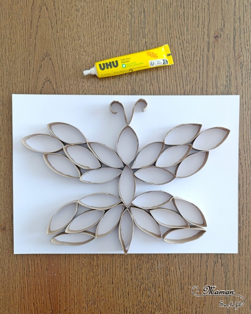 Créer un papillon coloré en récup' de rouleaux de papier toilette et peinture : activité créative, recyclage et manuelle enfants - Bandes de rouleaux de PQ en carton découpées et collées sur une feuille - Aide pour peindre le papillon - Découverte de la symétrie - Thème Insectes et petites bêtes, printemps - Bricolage et décoration sympa et facile - Arts visuels maternelle et élémentaire - Cycles 1 et 2 - Créativité - tutoriel photos et vidéo - mslf