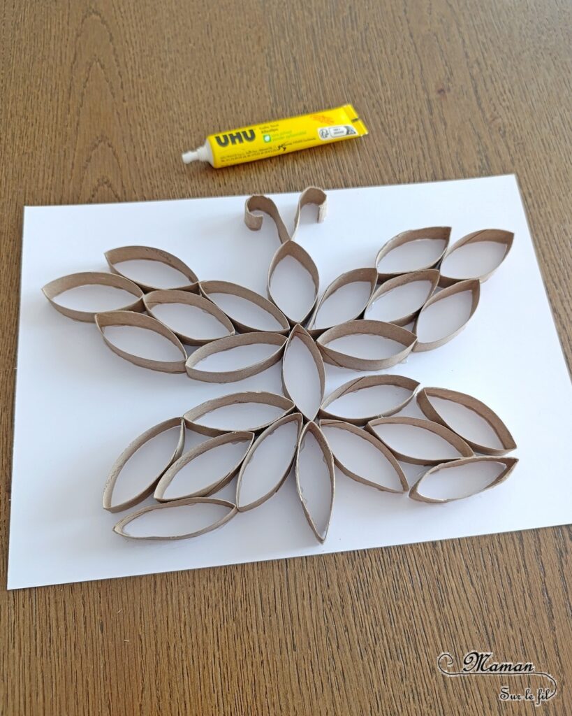 Créer un papillon coloré en récup' de rouleaux de papier toilette et peinture : activité créative, recyclage et manuelle enfants - Bandes de rouleaux de PQ en carton découpées et collées sur une feuille - Aide pour peindre le papillon - Découverte de la symétrie - Thème Insectes et petites bêtes, printemps - Bricolage et décoration sympa et facile - Arts visuels maternelle et élémentaire - Cycles 1 et 2 - Créativité - tutoriel photos et vidéo - mslf