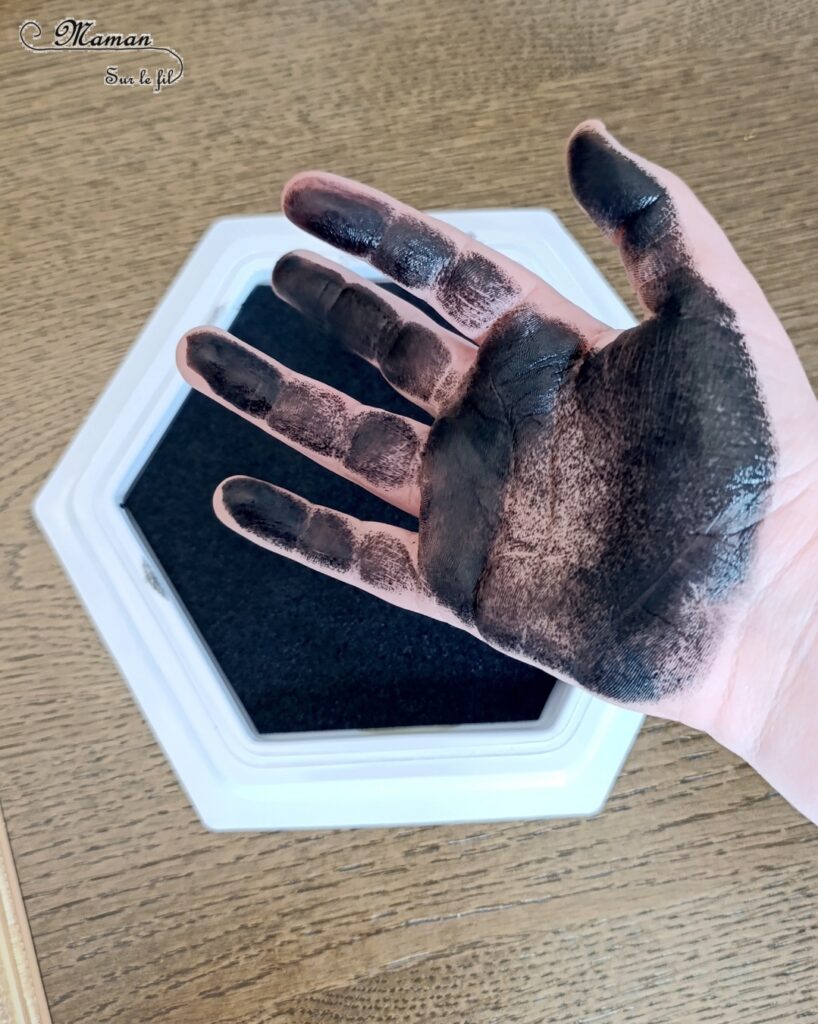 Tableaux empreintes de main et gommettes pour la fête des parents : activité créative et manuelle enfants - Le tutoriel et matériel viennent de chez 10 Doigts - Kit tout comrpris pour un cadeau DIY et Fait maison pour la fête des mères ou des pères - Empreinte de main avec encre noire - Gommettes Coeurs et Je t'aime colorées - Jolis cadres anciens en cartes fortes - Bricolage et cadeau DIY - Bricolage Fait maison à offrir - Fête des mères, pères, grands-mères, grands-pères, parents - Pour les enseignants en fin d'année - Thème Fêtes, amour, amitié, Saint-Valentin - Bricolage sympa et facile - Arts visuels Maternelle et cycle 2 - Maternelle et élémentaire - Créativité - Cycle 1 ou 2 - tutoriel photos - mslf