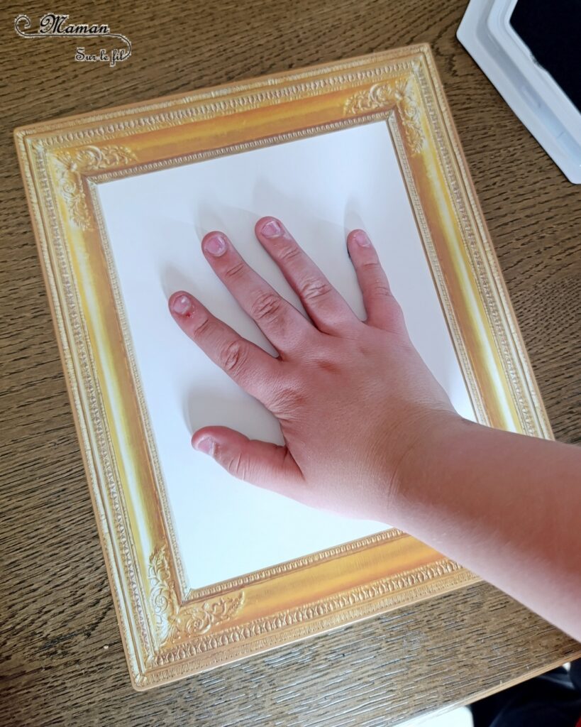 Tableaux empreintes de main et gommettes pour la fête des parents : activité créative et manuelle enfants - Le tutoriel et matériel viennent de chez 10 Doigts - Kit tout comrpris pour un cadeau DIY et Fait maison pour la fête des mères ou des pères - Empreinte de main avec encre noire - Gommettes Coeurs et Je t'aime colorées - Jolis cadres anciens en cartes fortes - Bricolage et cadeau DIY - Bricolage Fait maison à offrir - Fête des mères, pères, grands-mères, grands-pères, parents - Pour les enseignants en fin d'année - Thème Fêtes, amour, amitié, Saint-Valentin - Bricolage sympa et facile - Arts visuels Maternelle et cycle 2 - Maternelle et élémentaire - Créativité - Cycle 1 ou 2 - tutoriel photos - mslf