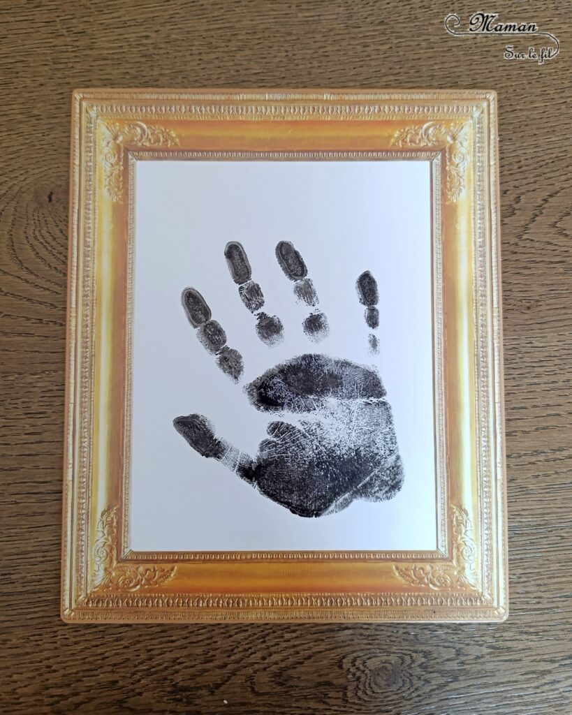 Tableaux empreintes de main et gommettes pour la fête des parents : activité créative et manuelle enfants - Le tutoriel et matériel viennent de chez 10 Doigts - Kit tout comrpris pour un cadeau DIY et Fait maison pour la fête des mères ou des pères - Empreinte de main avec encre noire - Gommettes Coeurs et Je t'aime colorées - Jolis cadres anciens en cartes fortes - Bricolage et cadeau DIY - Bricolage Fait maison à offrir - Fête des mères, pères, grands-mères, grands-pères, parents - Pour les enseignants en fin d'année - Thème Fêtes, amour, amitié, Saint-Valentin - Bricolage sympa et facile - Arts visuels Maternelle et cycle 2 - Maternelle et élémentaire - Créativité - Cycle 1 ou 2 - tutoriel photos - mslf