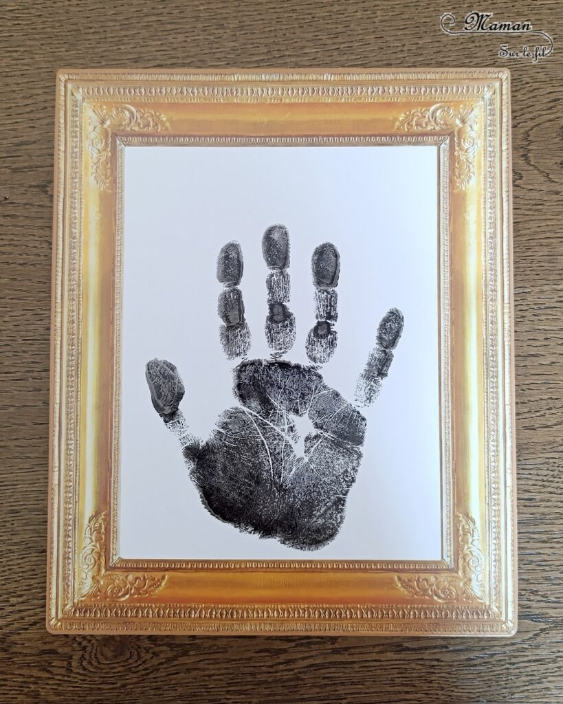 Tableaux empreintes de main et gommettes pour la fête des parents : activité créative et manuelle enfants - Le tutoriel et matériel viennent de chez 10 Doigts - Kit tout comrpris pour un cadeau DIY et Fait maison pour la fête des mères ou des pères - Empreinte de main avec encre noire - Gommettes Coeurs et Je t'aime colorées - Jolis cadres anciens en cartes fortes - Bricolage et cadeau DIY - Bricolage Fait maison à offrir - Fête des mères, pères, grands-mères, grands-pères, parents - Pour les enseignants en fin d'année - Thème Fêtes, amour, amitié, Saint-Valentin - Bricolage sympa et facile - Arts visuels Maternelle et cycle 2 - Maternelle et élémentaire - Créativité - Cycle 1 ou 2 - tutoriel photos - mslf