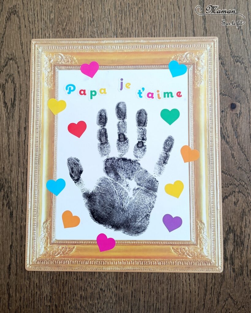 Tableaux empreintes de main et gommettes pour la fête des parents : activité créative et manuelle enfants - Le tutoriel et matériel viennent de chez 10 Doigts - Kit tout comrpris pour un cadeau DIY et Fait maison pour la fête des mères ou des pères - Empreinte de main avec encre noire - Gommettes Coeurs et Je t'aime colorées - Jolis cadres anciens en cartes fortes - Bricolage et cadeau DIY - Bricolage Fait maison à offrir - Fête des mères, pères, grands-mères, grands-pères, parents - Pour les enseignants en fin d'année - Thème Fêtes, amour, amitié, Saint-Valentin - Bricolage sympa et facile - Arts visuels Maternelle et cycle 2 - Maternelle et élémentaire - Créativité - Cycle 1 ou 2 - tutoriel photos - mslf