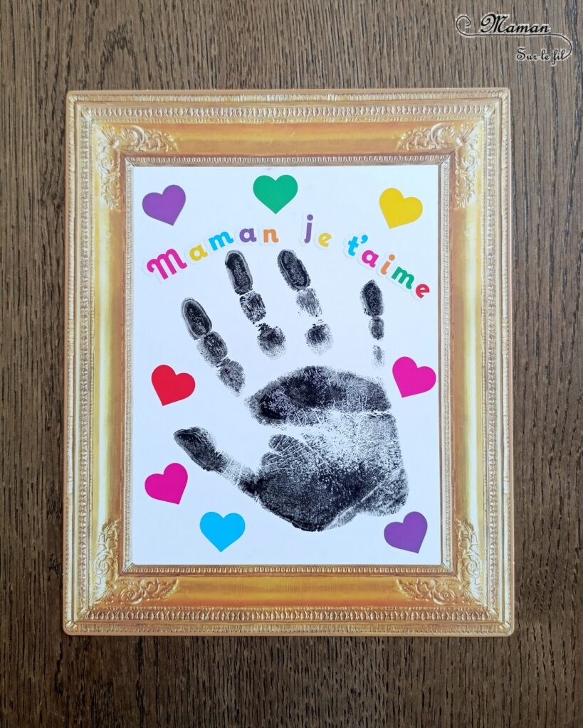 Tableaux empreintes de main et gommettes pour la fête des parents : activité créative et manuelle enfants - Le tutoriel et matériel viennent de chez 10 Doigts - Kit tout comrpris pour un cadeau DIY et Fait maison pour la fête des mères ou des pères - Empreinte de main avec encre noire - Gommettes Coeurs et Je t'aime colorées - Jolis cadres anciens en cartes fortes - Bricolage et cadeau DIY - Bricolage Fait maison à offrir - Fête des mères, pères, grands-mères, grands-pères, parents - Pour les enseignants en fin d'année - Thème Fêtes, amour, amitié, Saint-Valentin - Bricolage sympa et facile - Arts visuels Maternelle et cycle 2 - Maternelle et élémentaire - Créativité - Cycle 1 ou 2 - tutoriel photos - mslf