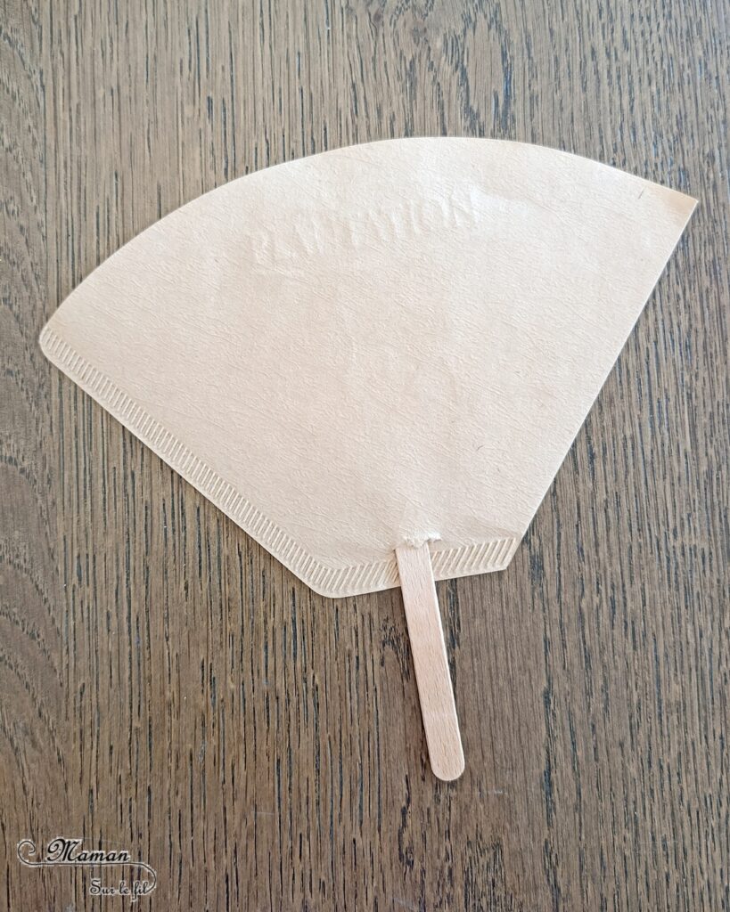 Fabriquer un mignon ver de terre qui sort de terre : activité créative, recyclage et manuelle enfants - Récup' de bâtonnets de glace en bois ou de pics à brochettes, et de filtres à café - Découpage, collage de l'herbe - Ver de terre qui se cache, coulisse et apparaît - Surcyclage - Thème Insectes et petites bêtes, printemps, animaux de la forêt - Bricolage et décoration sympa et facile - Arts visuels maternelle et élémentaire - Cycles 1 et 2 - Créativité - tutoriel photos et vidéo - mslf