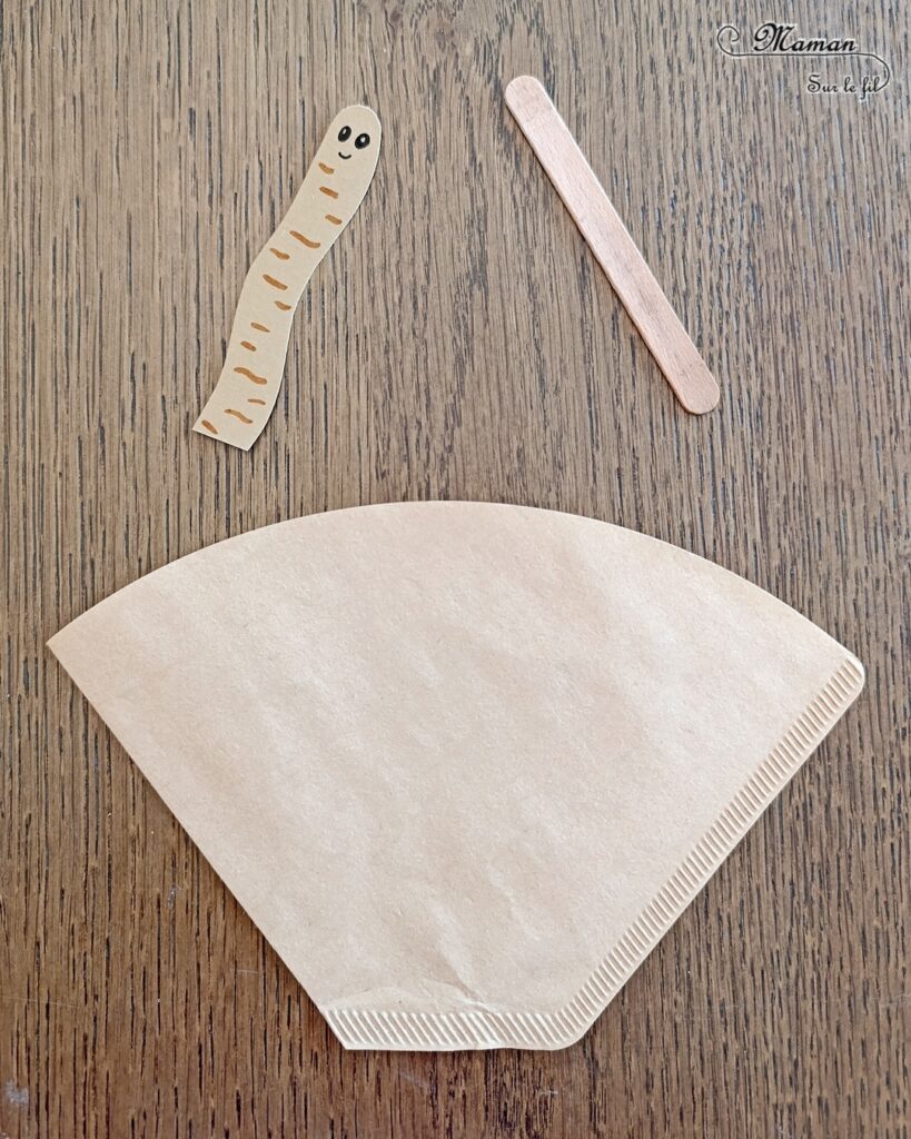Fabriquer un mignon ver de terre qui sort de terre : activité créative, recyclage et manuelle enfants - Récup' de bâtonnets de glace en bois ou de pics à brochettes, et de filtres à café - Découpage, collage de l'herbe - Ver de terre qui se cache, coulisse et apparaît - Surcyclage - Thème Insectes et petites bêtes, printemps, animaux de la forêt - Bricolage et décoration sympa et facile - Arts visuels maternelle et élémentaire - Cycles 1 et 2 - Créativité - tutoriel photos et vidéo - mslf