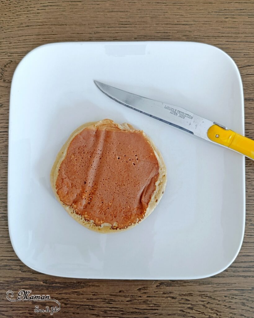 Transformer un pancake en fleur avec des bonbons : activité créative, cuisine et manuelle enfants - Cuisiner avec les enfants - Recette de pancake sans sucre ajouté avec de la compote de pommes - Décoration avec des bonbons type smarties ou mini M&M's - Goûter ou petit déjeuner rigolo - Simple, coloré et joli - Thème Fleurs, printemps, couleurs - Décoration sympa et facile - Cuisine maternelle et élémentaire - Cycles 1 et 2 - Créativité - tutoriel photos - mslf