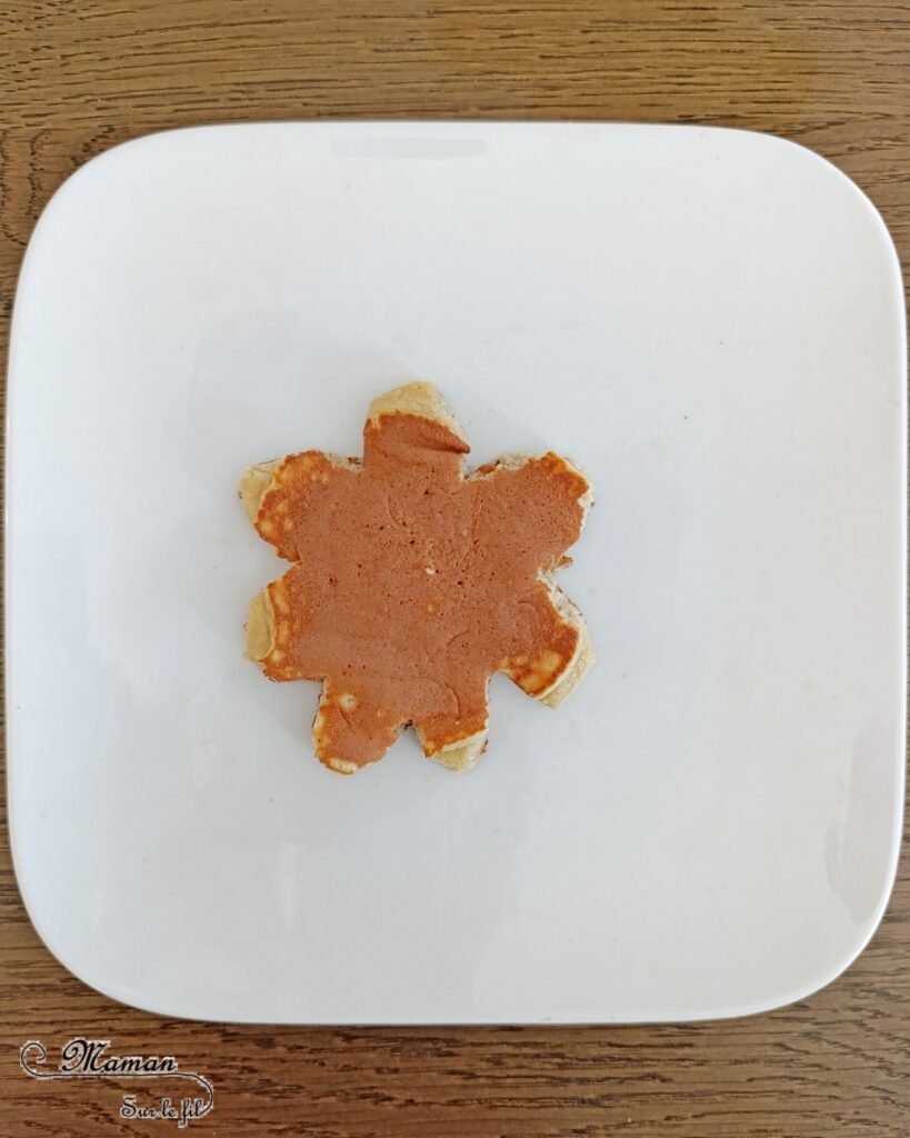 Transformer un pancake en fleur avec des bonbons : activité créative, cuisine et manuelle enfants - Cuisiner avec les enfants - Recette de pancake sans sucre ajouté avec de la compote de pommes - Décoration avec des bonbons type smarties ou mini M&M's - Goûter ou petit déjeuner rigolo - Simple, coloré et joli - Thème Fleurs, printemps, couleurs - Décoration sympa et facile - Cuisine maternelle et élémentaire - Cycles 1 et 2 - Créativité - tutoriel photos - mslf