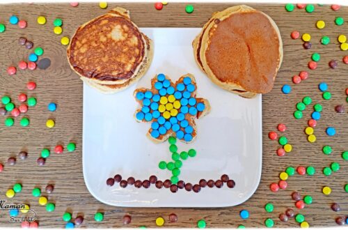 Transformer un pancake en fleur avec des bonbons : activité créative, cuisine et manuelle enfants - Cuisiner avec les enfants - Recette de pancake sans sucre ajouté avec de la compote de pommes - Décoration avec des bonbons type smarties ou mini M&M's - Goûter ou petit déjeuner rigolo - Simple, coloré et joli - Thème Fleurs, printemps, couleurs - Décoration sympa et facile - Cuisine maternelle et élémentaire - Cycles 1 et 2 - Créativité - tutoriel photos - mslf