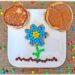 Transformer un pancake en fleur avec des bonbons : activité créative, cuisine et manuelle enfants - Cuisiner avec les enfants - Recette de pancake sans sucre ajouté avec de la compote de pommes - Décoration avec des bonbons type smarties ou mini M&M's - Goûter ou petit déjeuner rigolo - Simple, coloré et joli - Thème Fleurs, printemps, couleurs - Décoration sympa et facile - Cuisine maternelle et élémentaire - Cycles 1 et 2 - Créativité - tutoriel photos - mslf